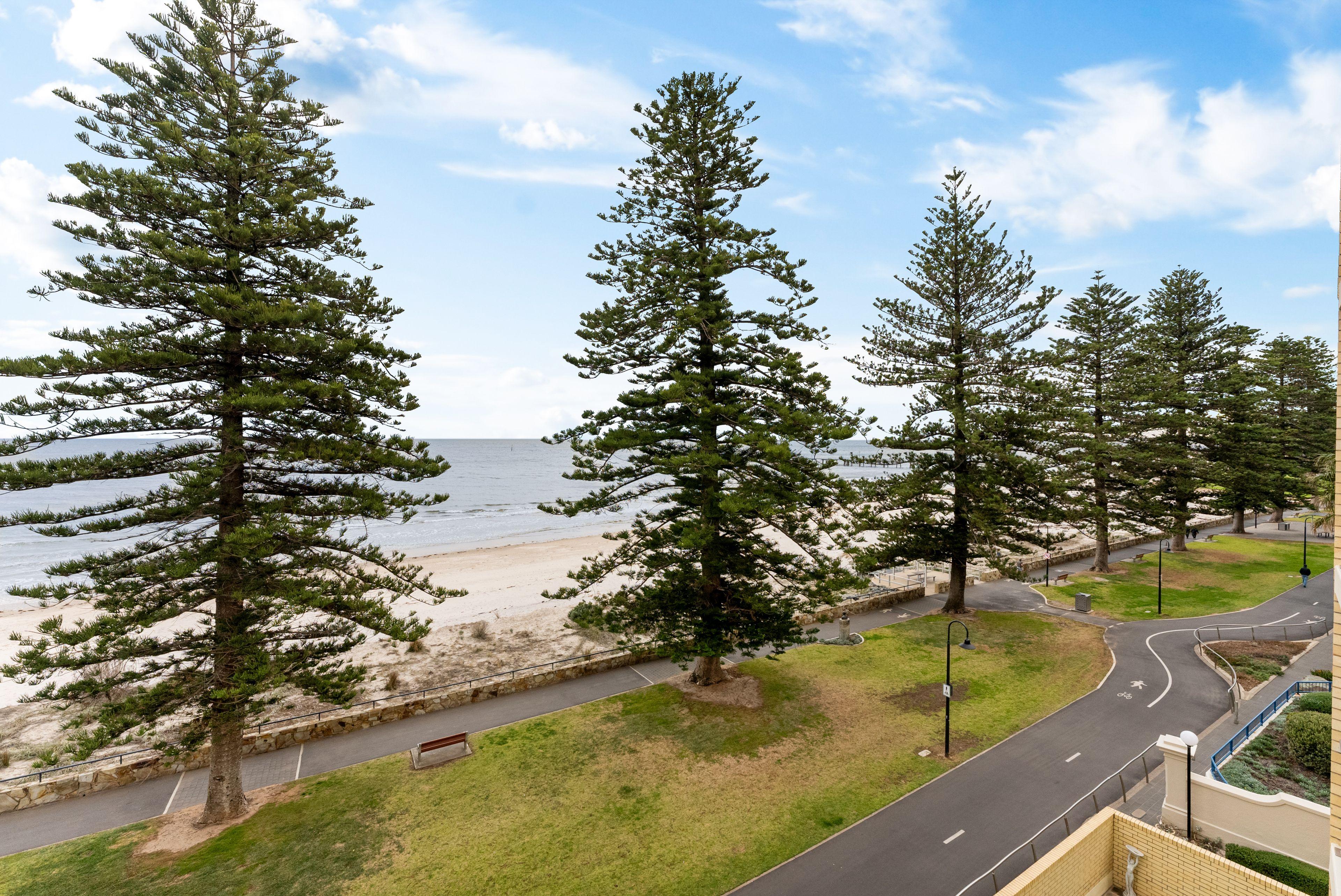 Three Bedroom Apartment with Sea View's