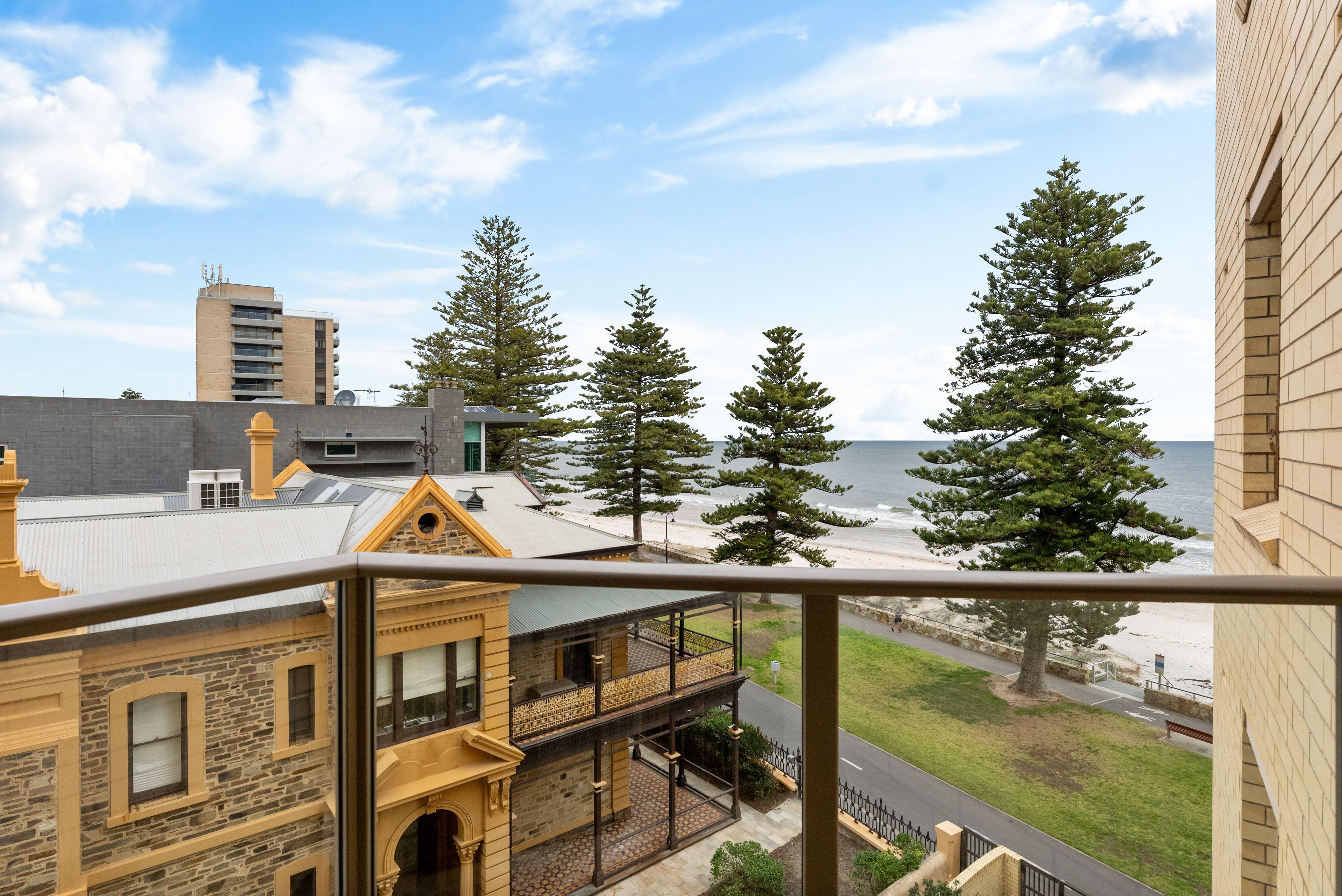 Three Bedroom Apartment with Sea View's