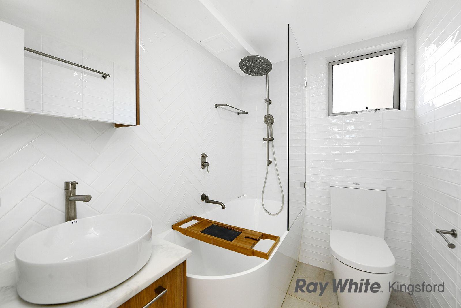 Fully Furnished Modern 5 Bedroom Townhouse In Prime Location