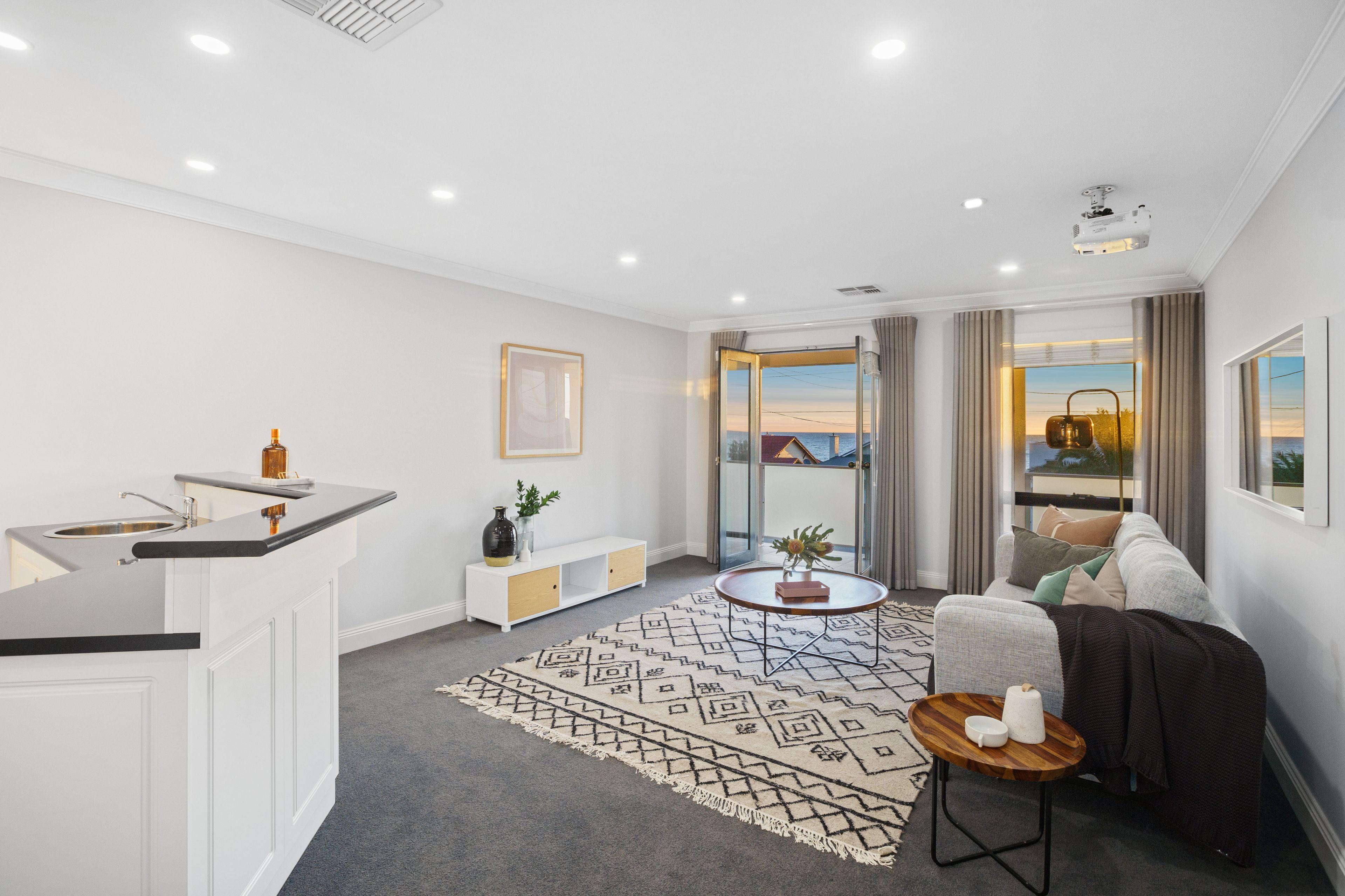 EXECUTIVE ENTERTAINER RESIDENCE IN A FANTASTIC, FAMILY FRIENDLY POSITION