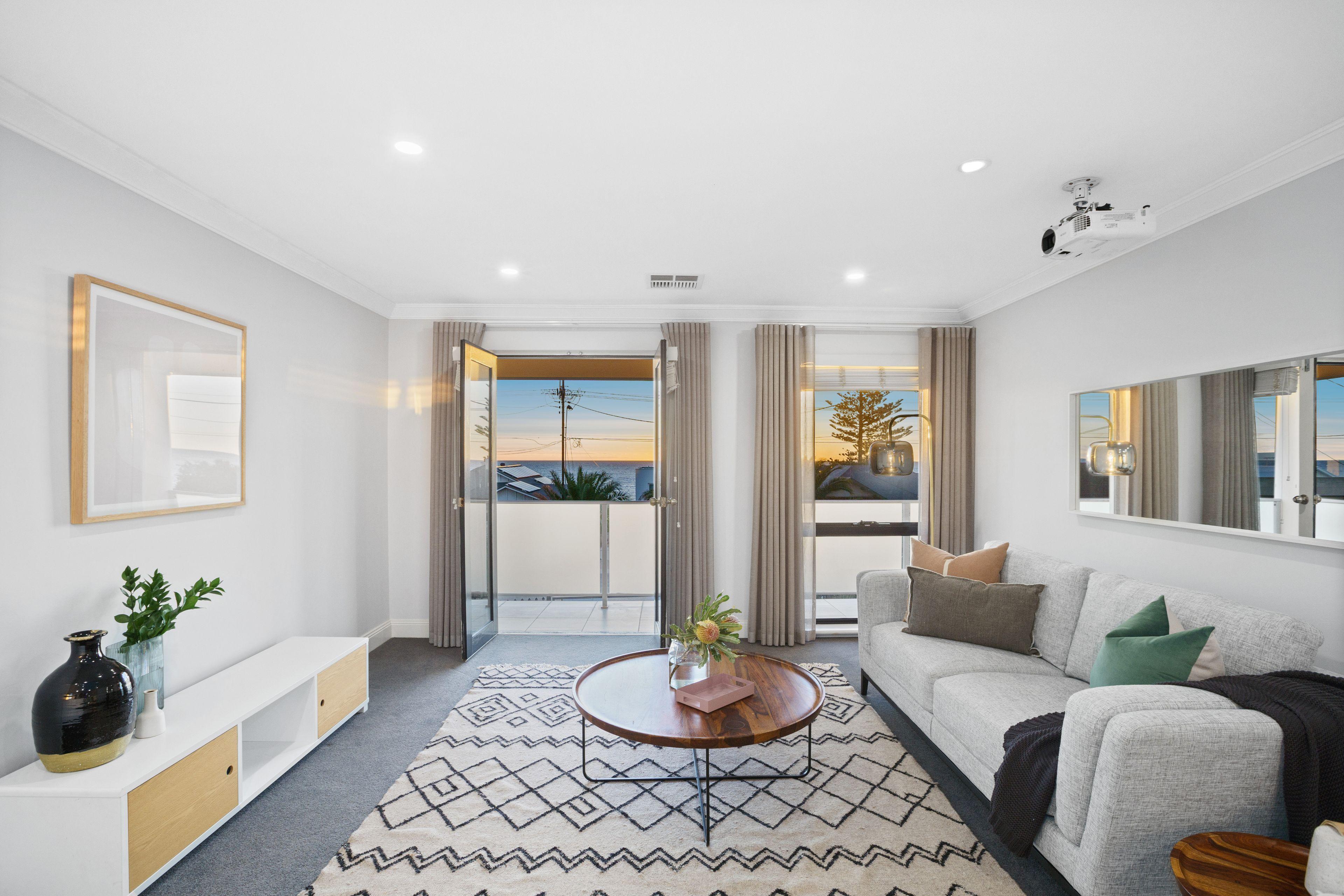 EXECUTIVE ENTERTAINER RESIDENCE IN A FANTASTIC, FAMILY FRIENDLY POSITION