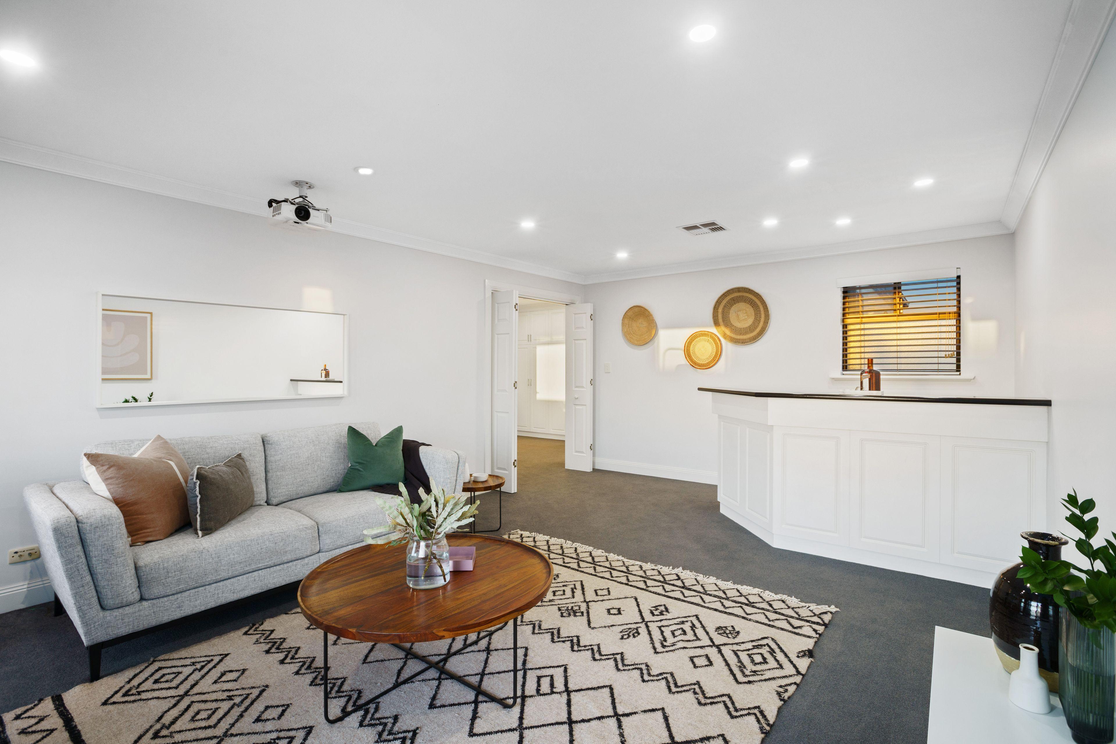 EXECUTIVE ENTERTAINER RESIDENCE IN A FANTASTIC, FAMILY FRIENDLY POSITION