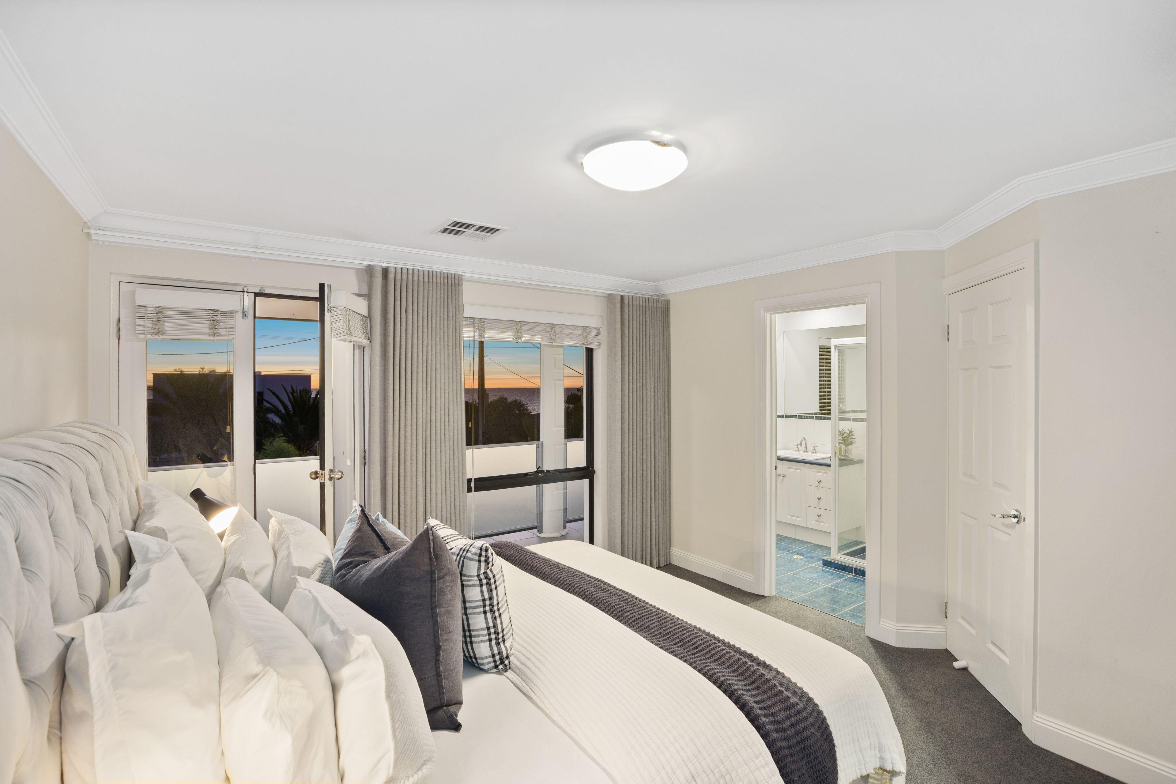 EXECUTIVE ENTERTAINER RESIDENCE IN A FANTASTIC, FAMILY FRIENDLY POSITION