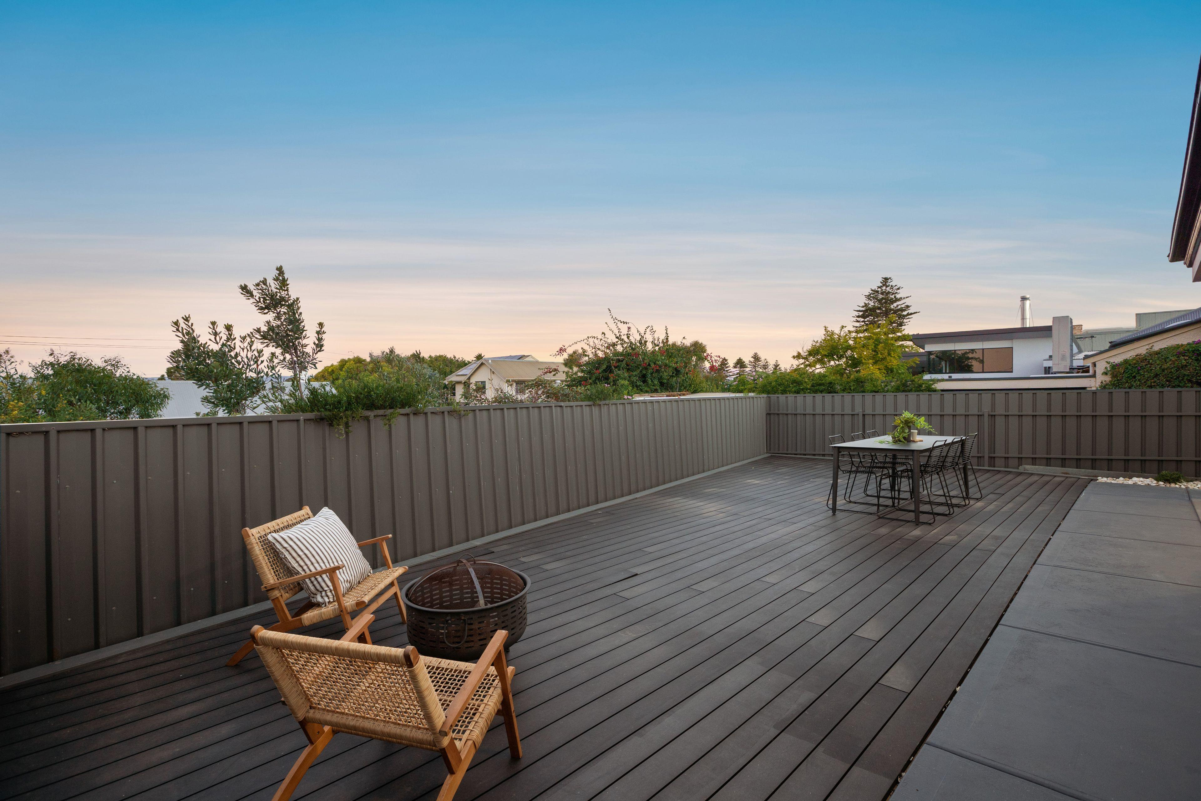 EXECUTIVE ENTERTAINER RESIDENCE IN A FANTASTIC, FAMILY FRIENDLY POSITION