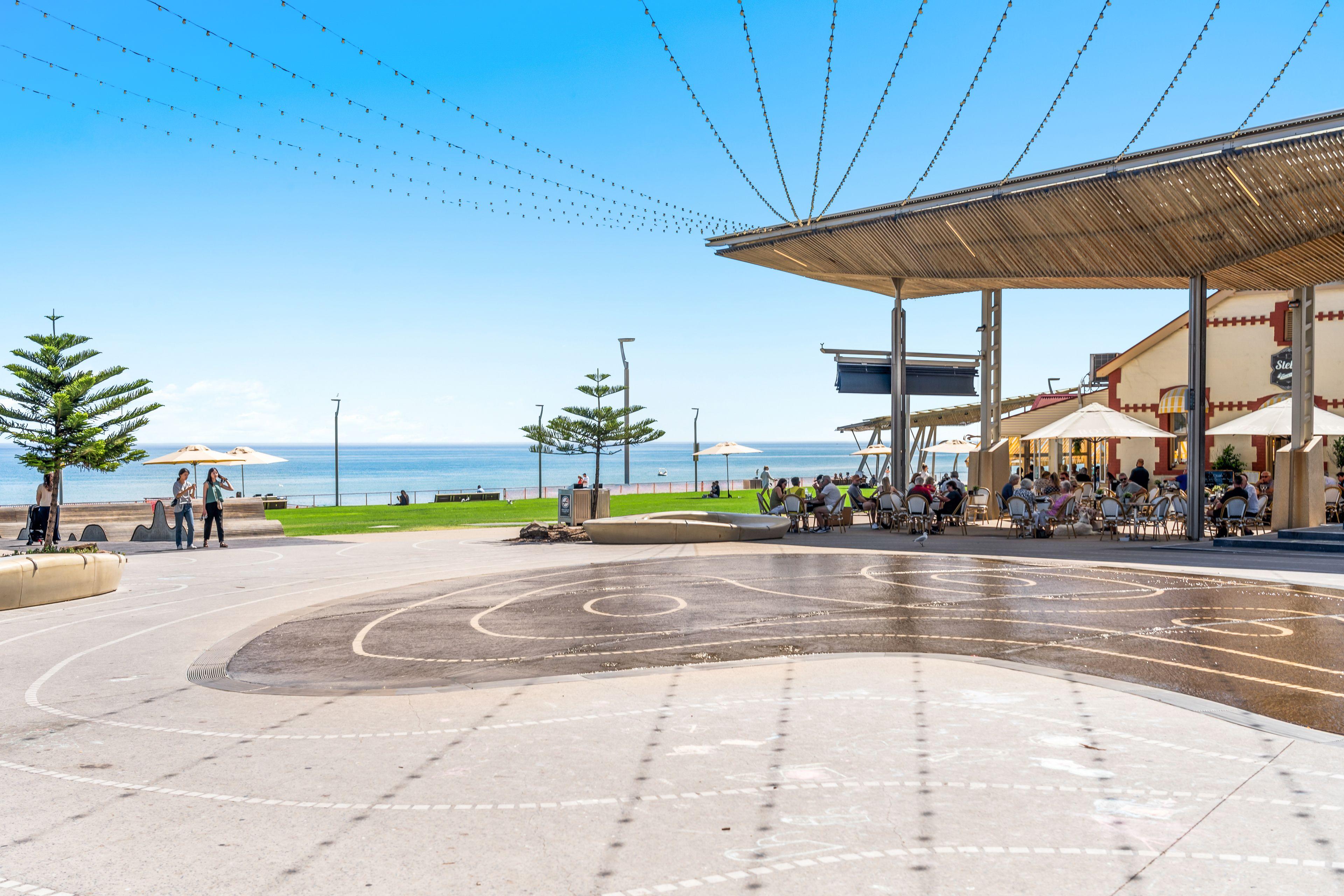 EXECUTIVE ENTERTAINER RESIDENCE IN A FANTASTIC, FAMILY FRIENDLY POSITION