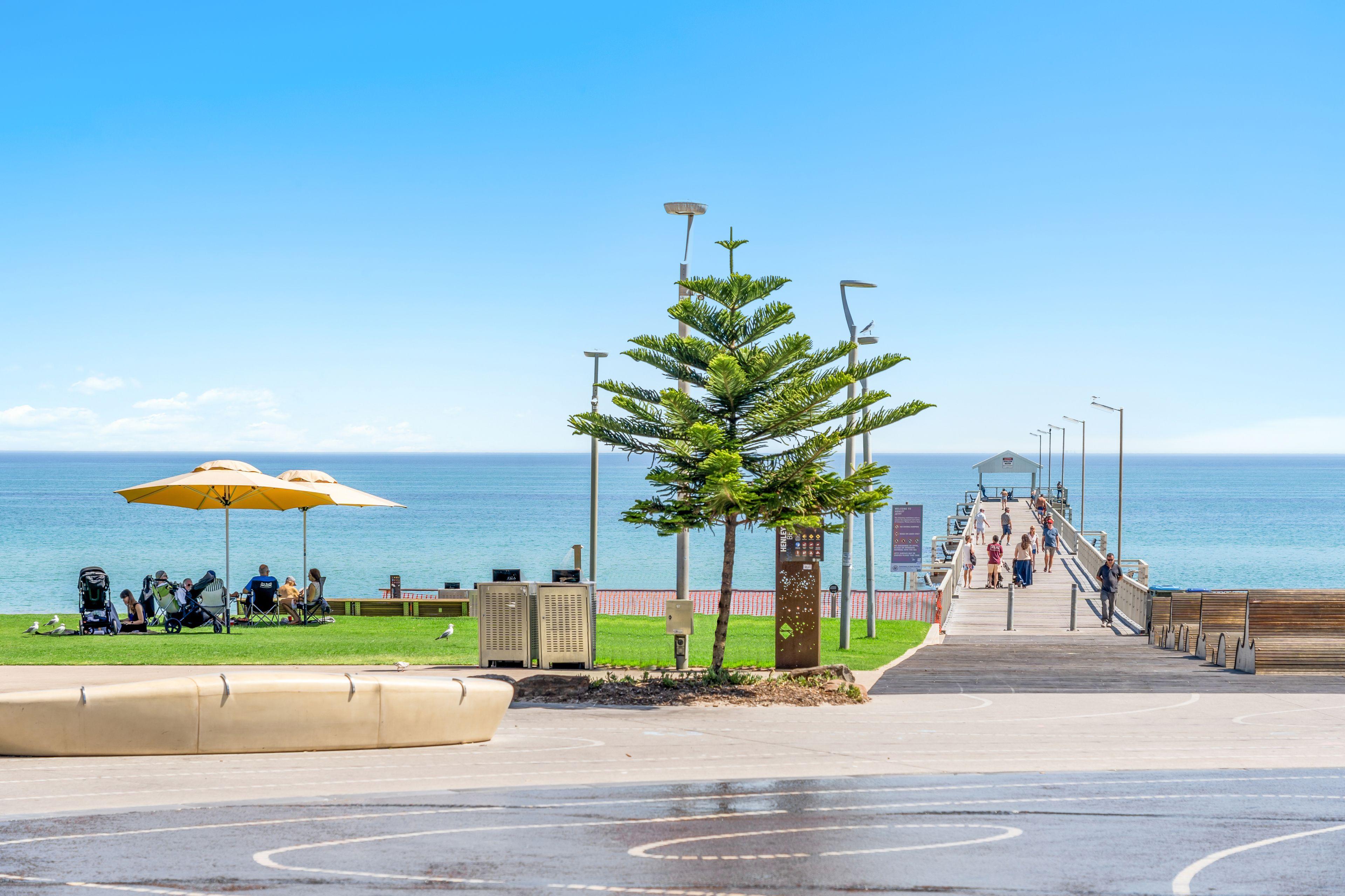 EXECUTIVE ENTERTAINER RESIDENCE IN A FANTASTIC, FAMILY FRIENDLY POSITION