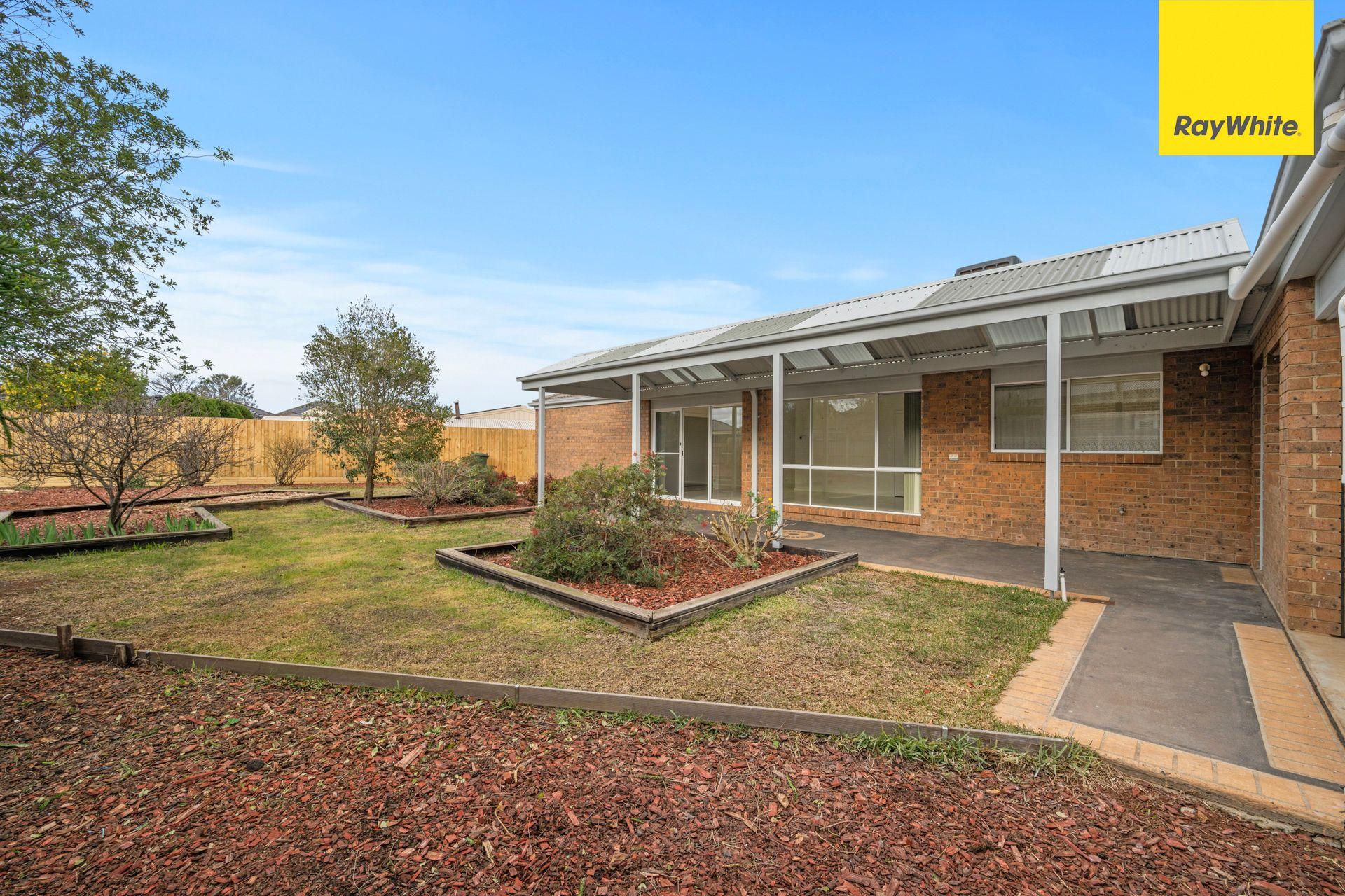 IMMACULATE 4 BEDROOM HOME IN BROOKFIELD