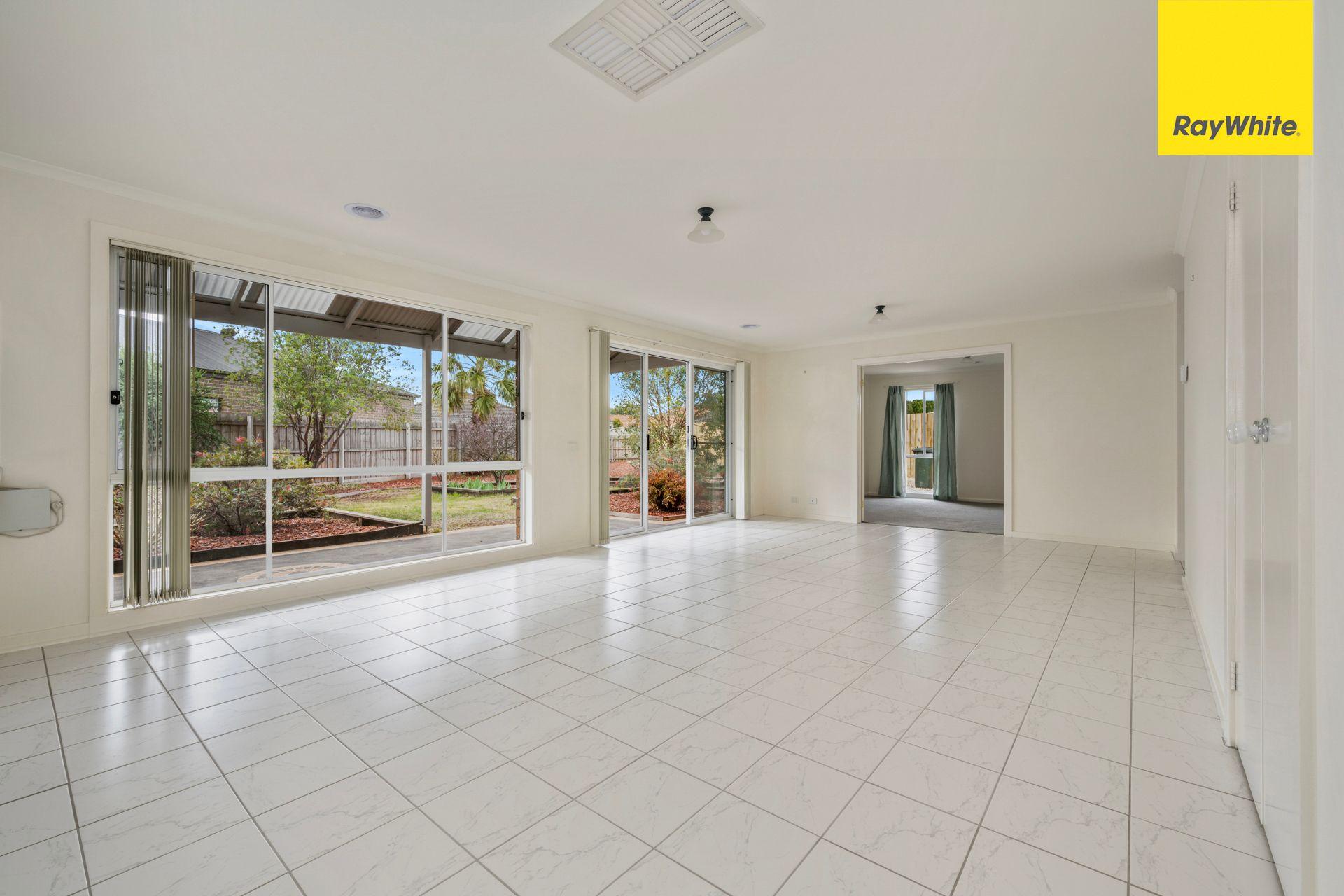 IMMACULATE 4 BEDROOM HOME IN BROOKFIELD