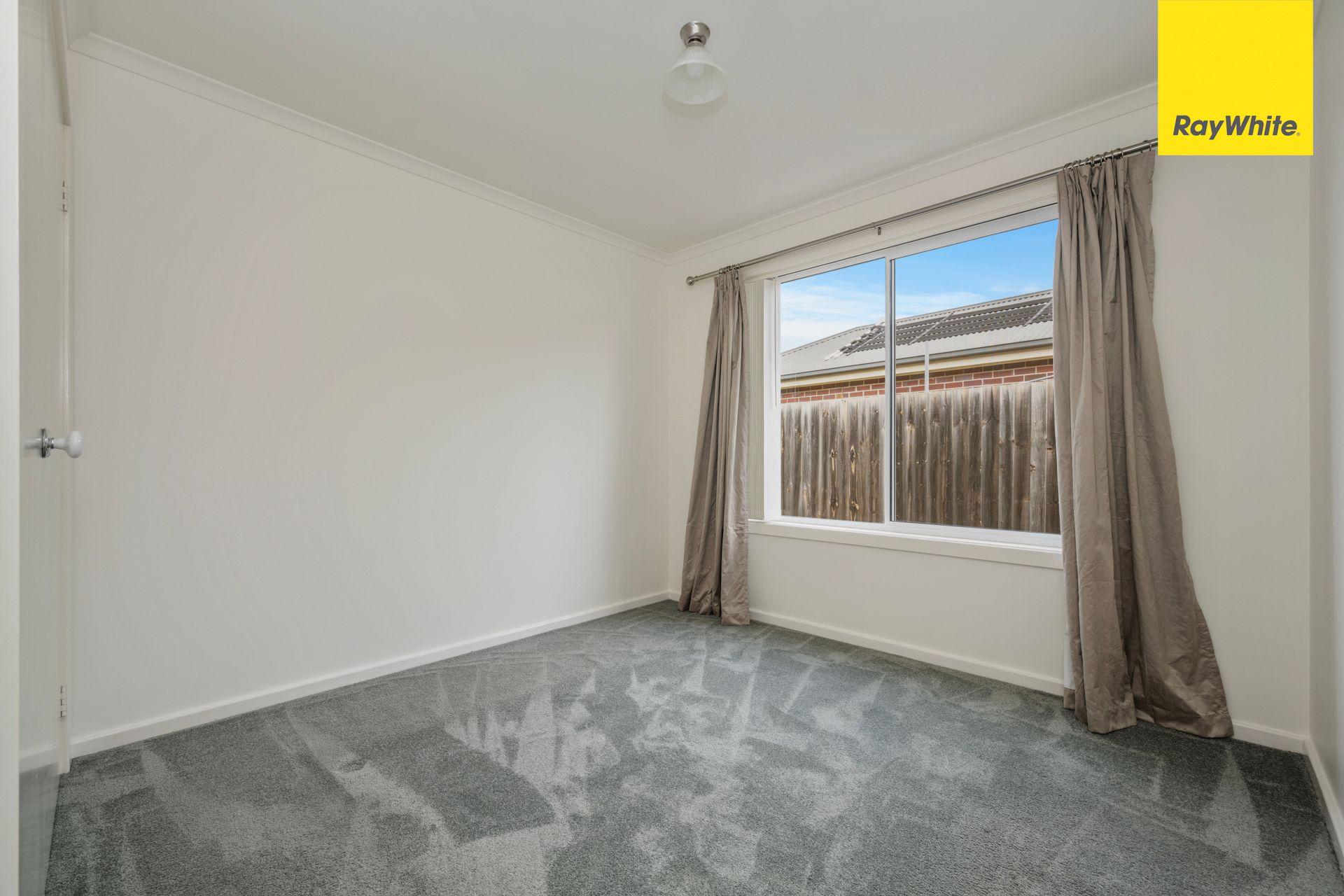 IMMACULATE 4 BEDROOM HOME IN BROOKFIELD