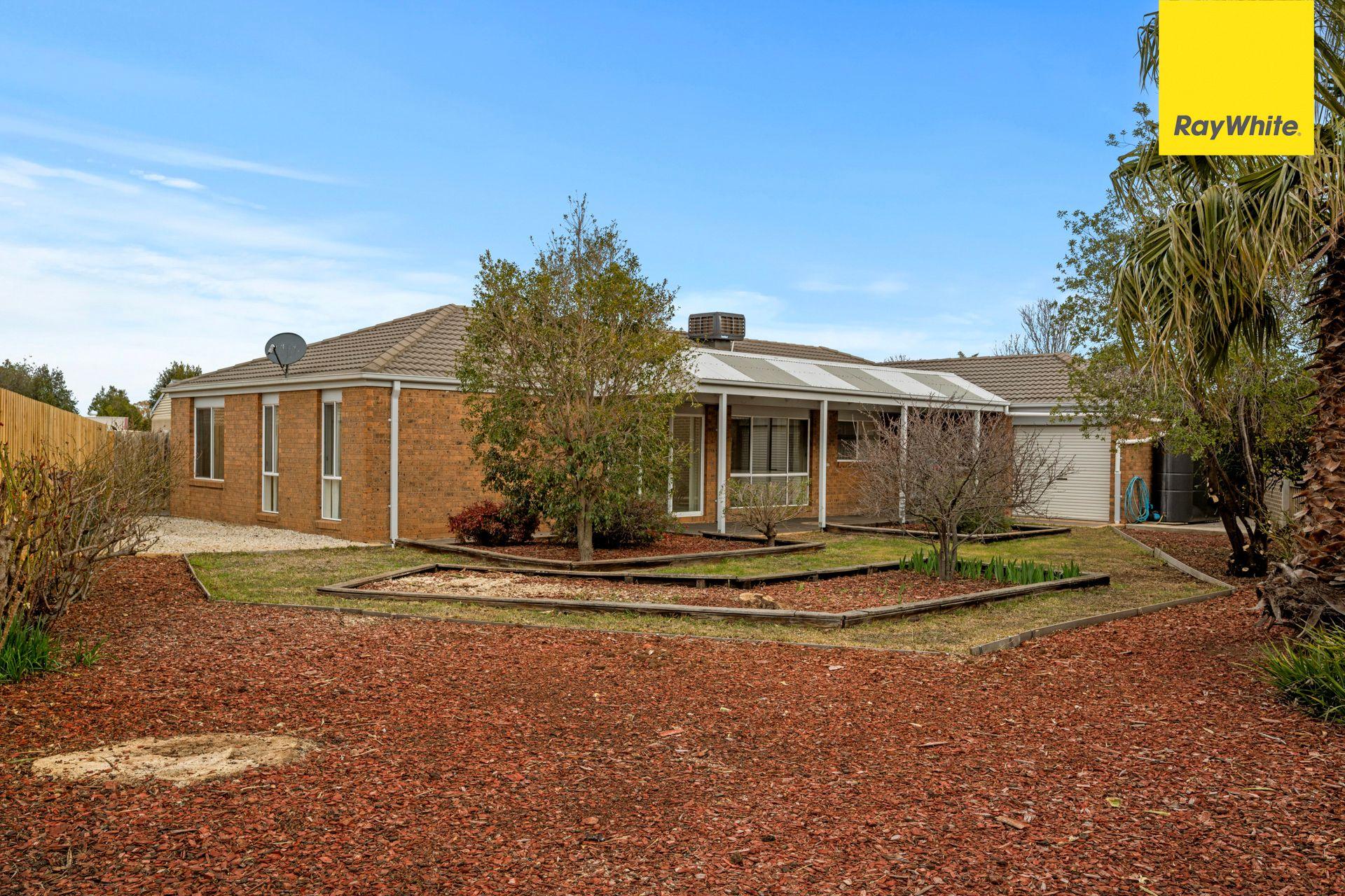 IMMACULATE 4 BEDROOM HOME IN BROOKFIELD