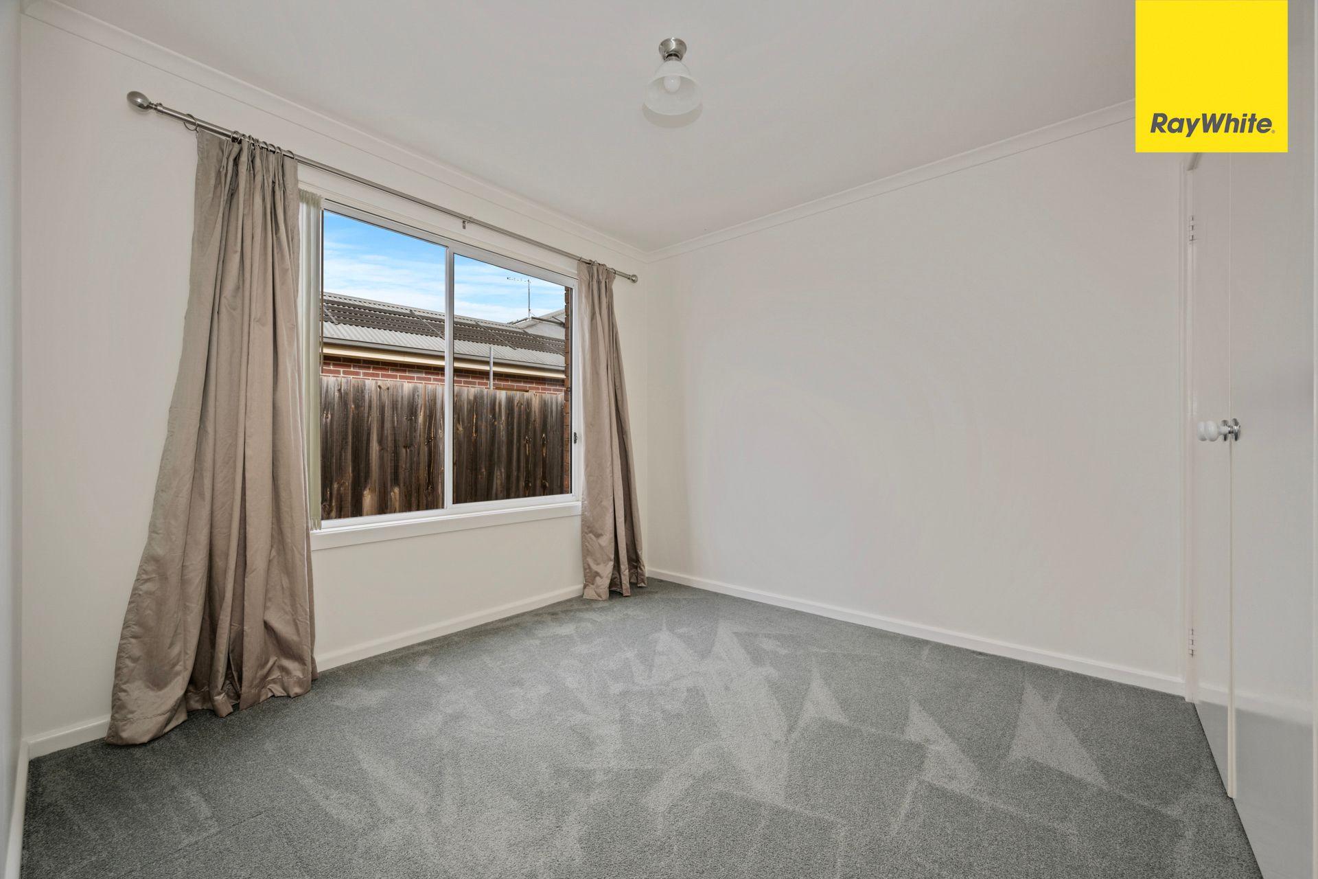 IMMACULATE 4 BEDROOM HOME IN BROOKFIELD