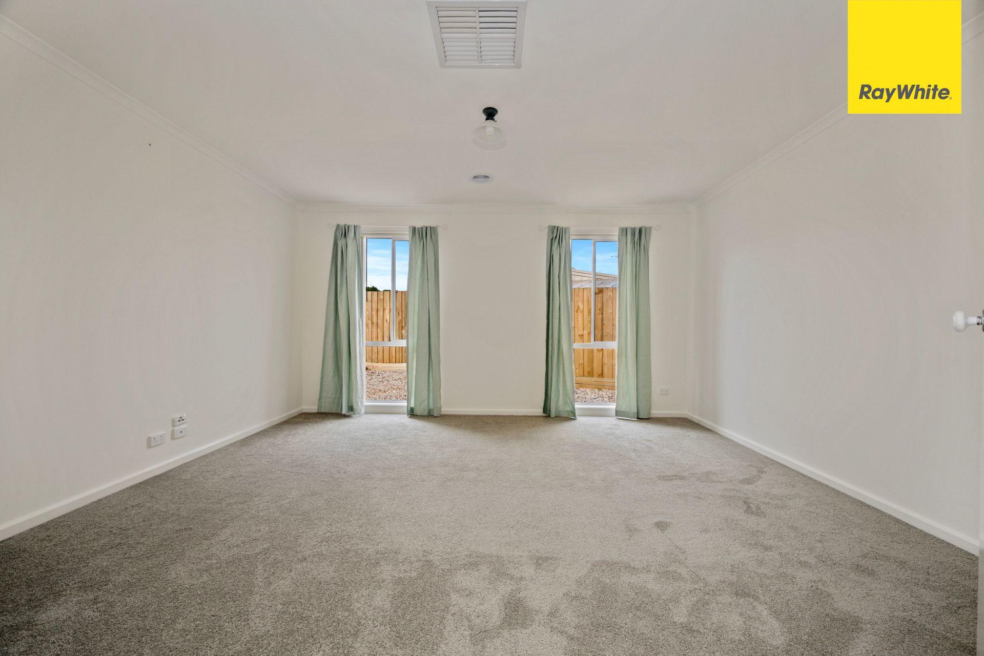 IMMACULATE 4 BEDROOM HOME IN BROOKFIELD