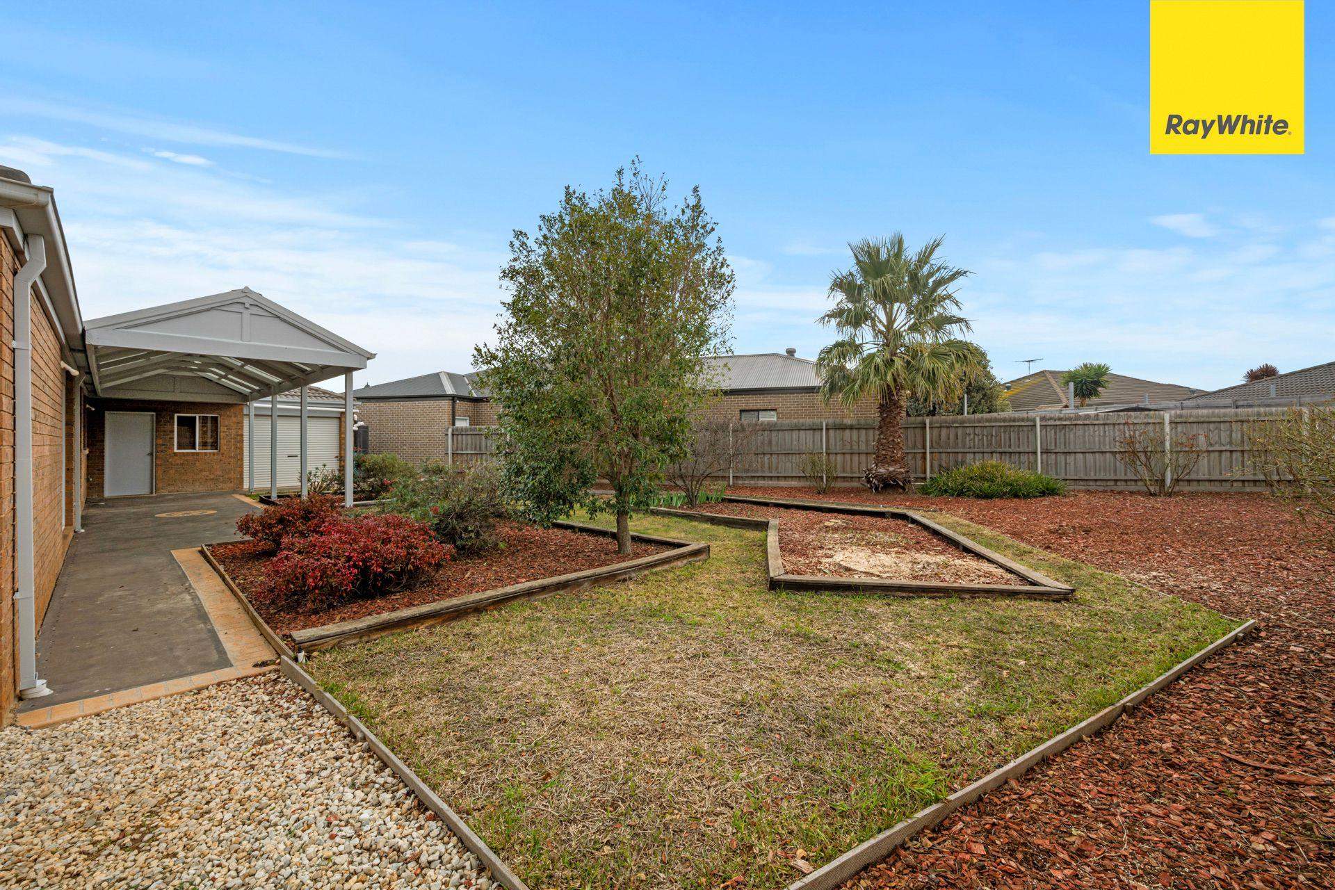 IMMACULATE 4 BEDROOM HOME IN BROOKFIELD