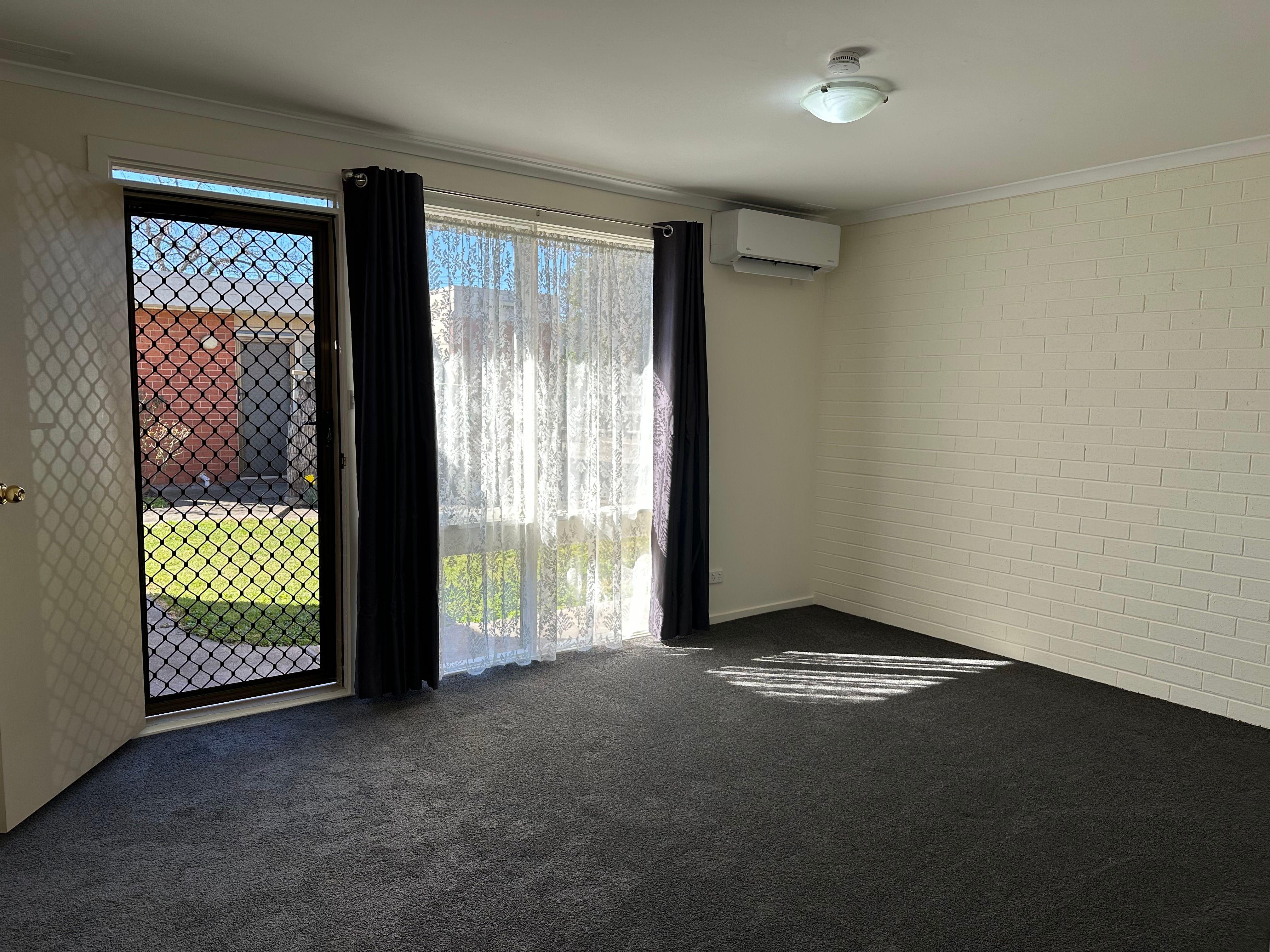 A fantastic and very clean studio apartment, suitable for one person, is now available!