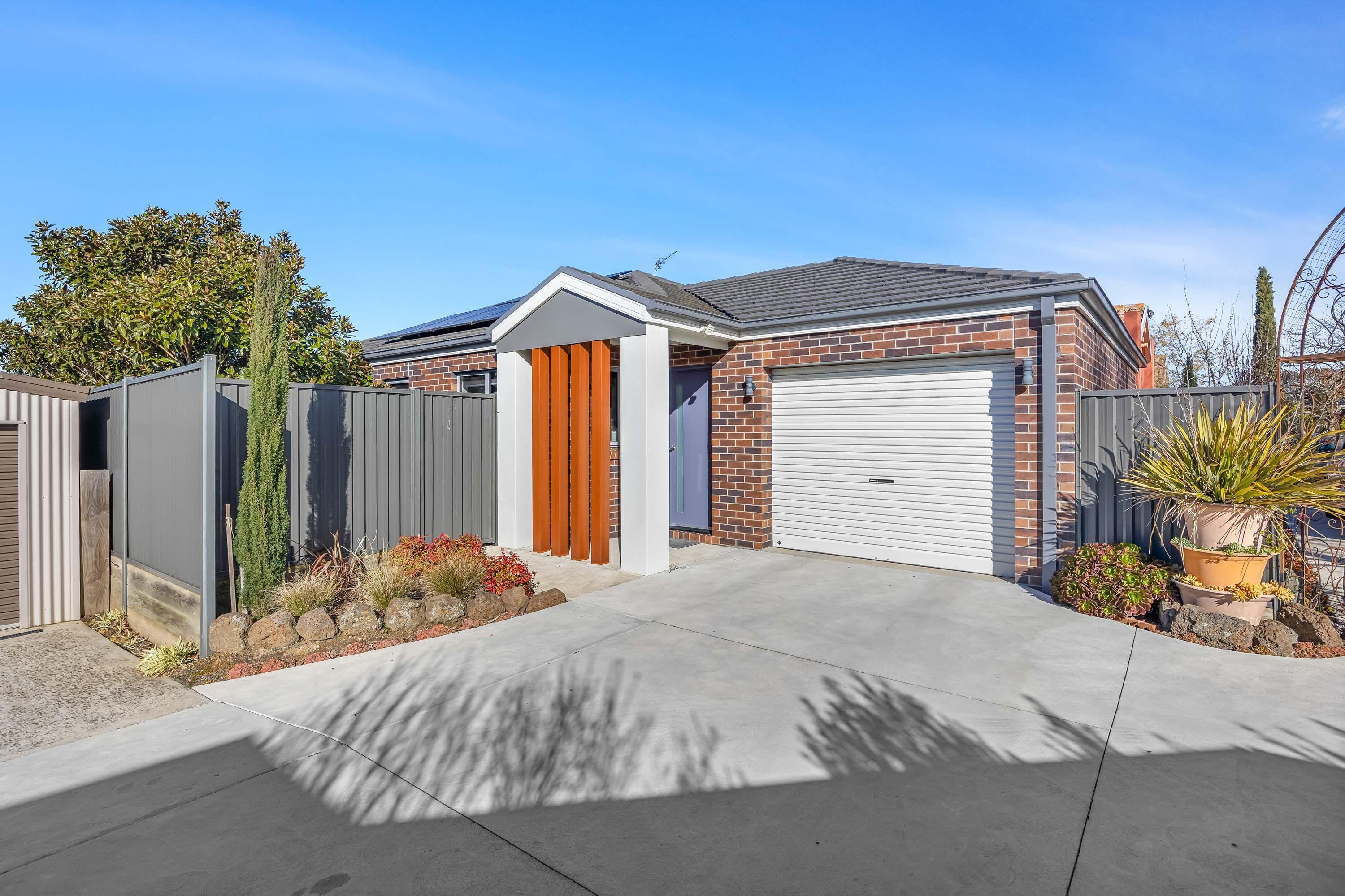 Prop-GPT: Townhouse: VIC Sebastopol, VIC 3356 Home For Rent