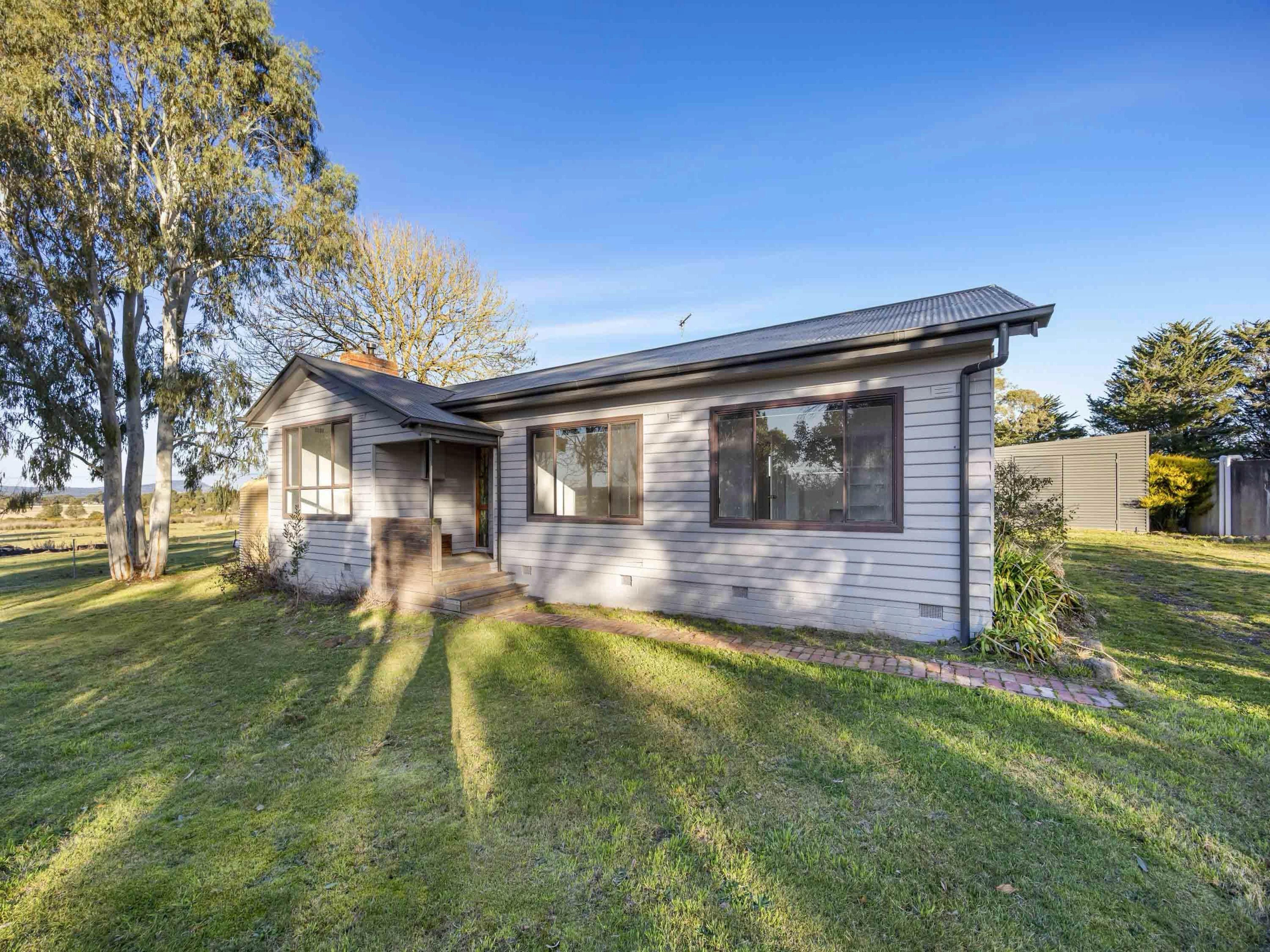 Prop-GPT: House: VIC Ross Creek, VIC 3351 Home For Rent