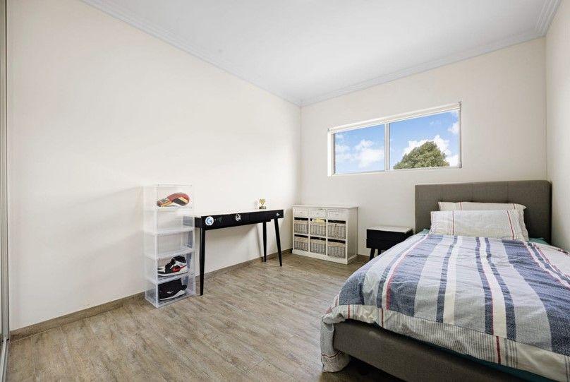 Stylishly finished duplex in Central Location !!!