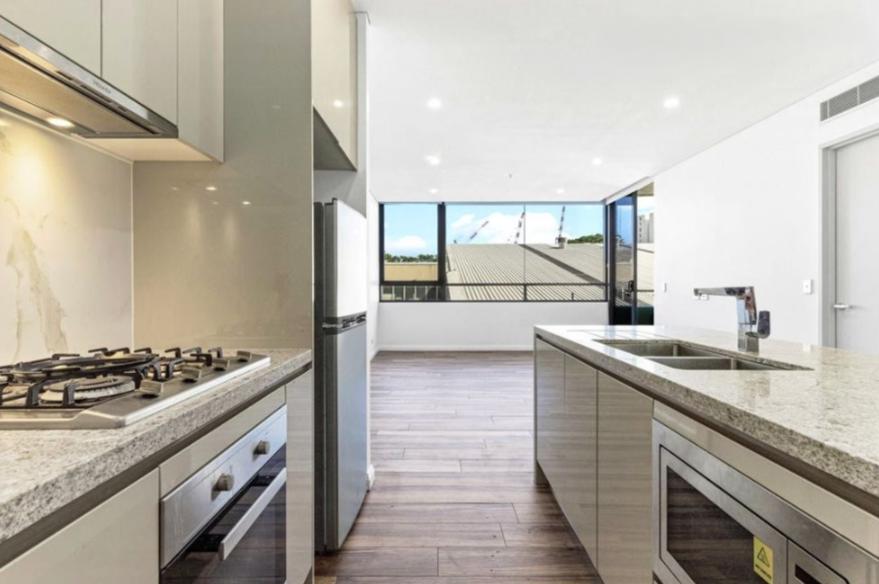 Massive 3 Bedroom High Ceiling Split Level Apartment