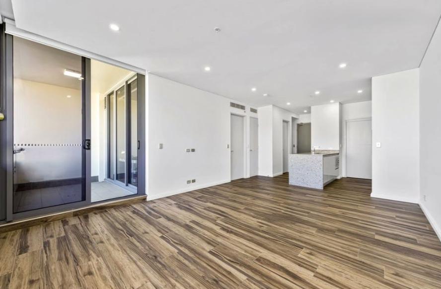 Massive 3 Bedroom High Ceiling Split Level Apartment