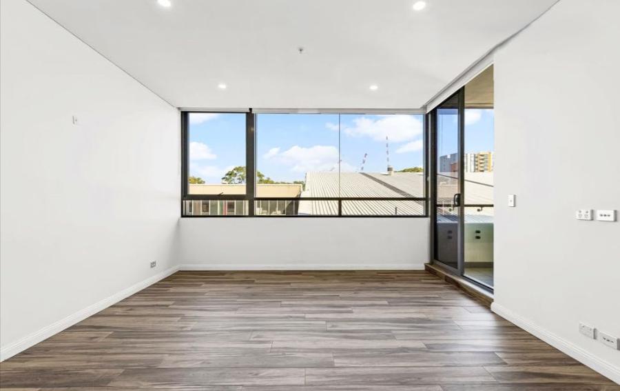 Massive 3 Bedroom High Ceiling Split Level Apartment