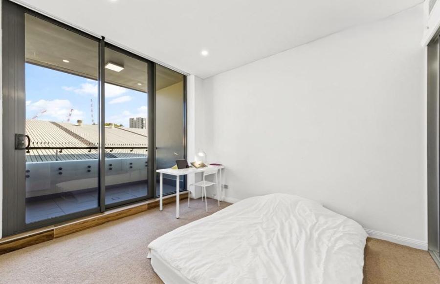 Massive 3 Bedroom High Ceiling Split Level Apartment