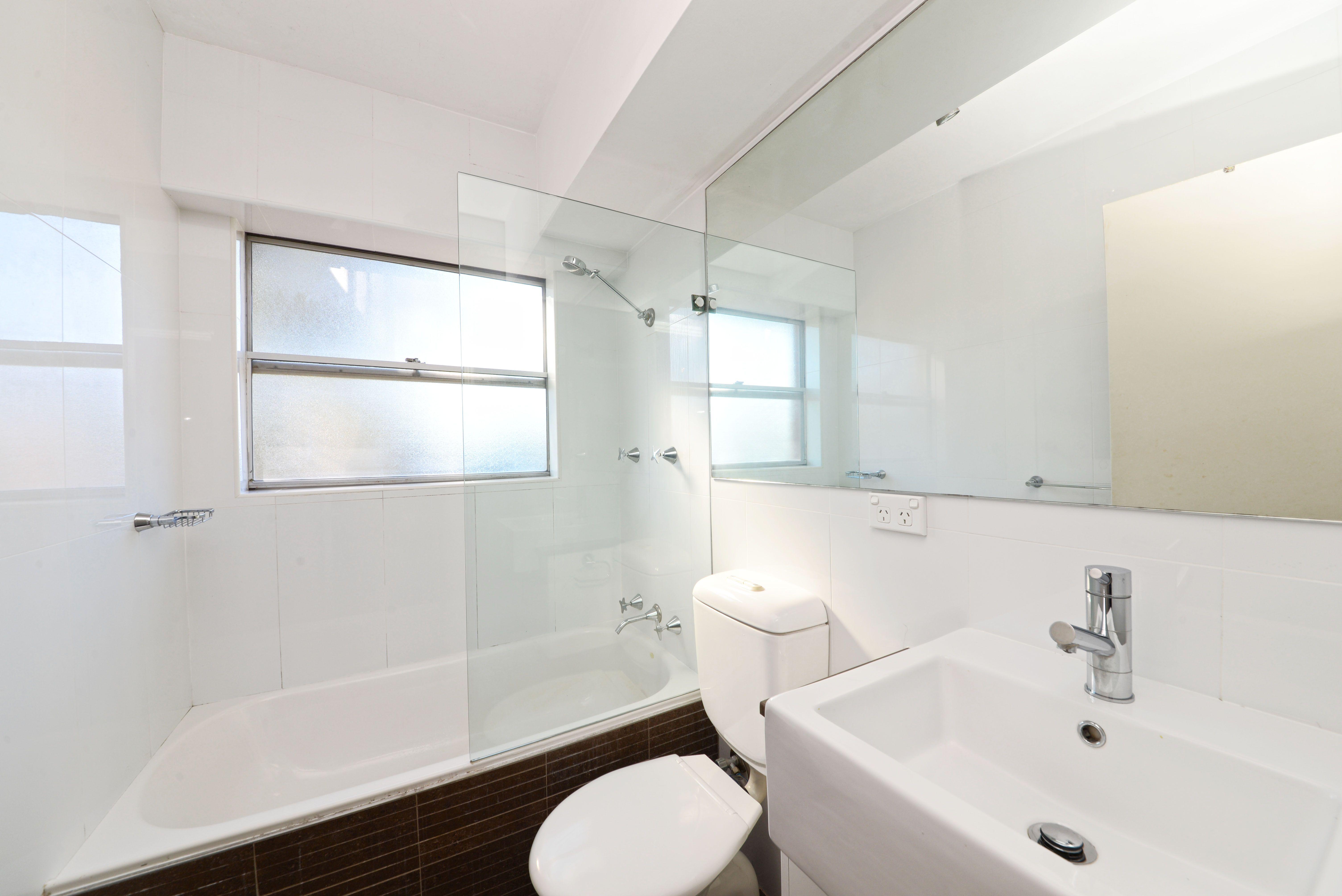 STYLISH TWO BEDROOM PARKSIDE APARTMENT!