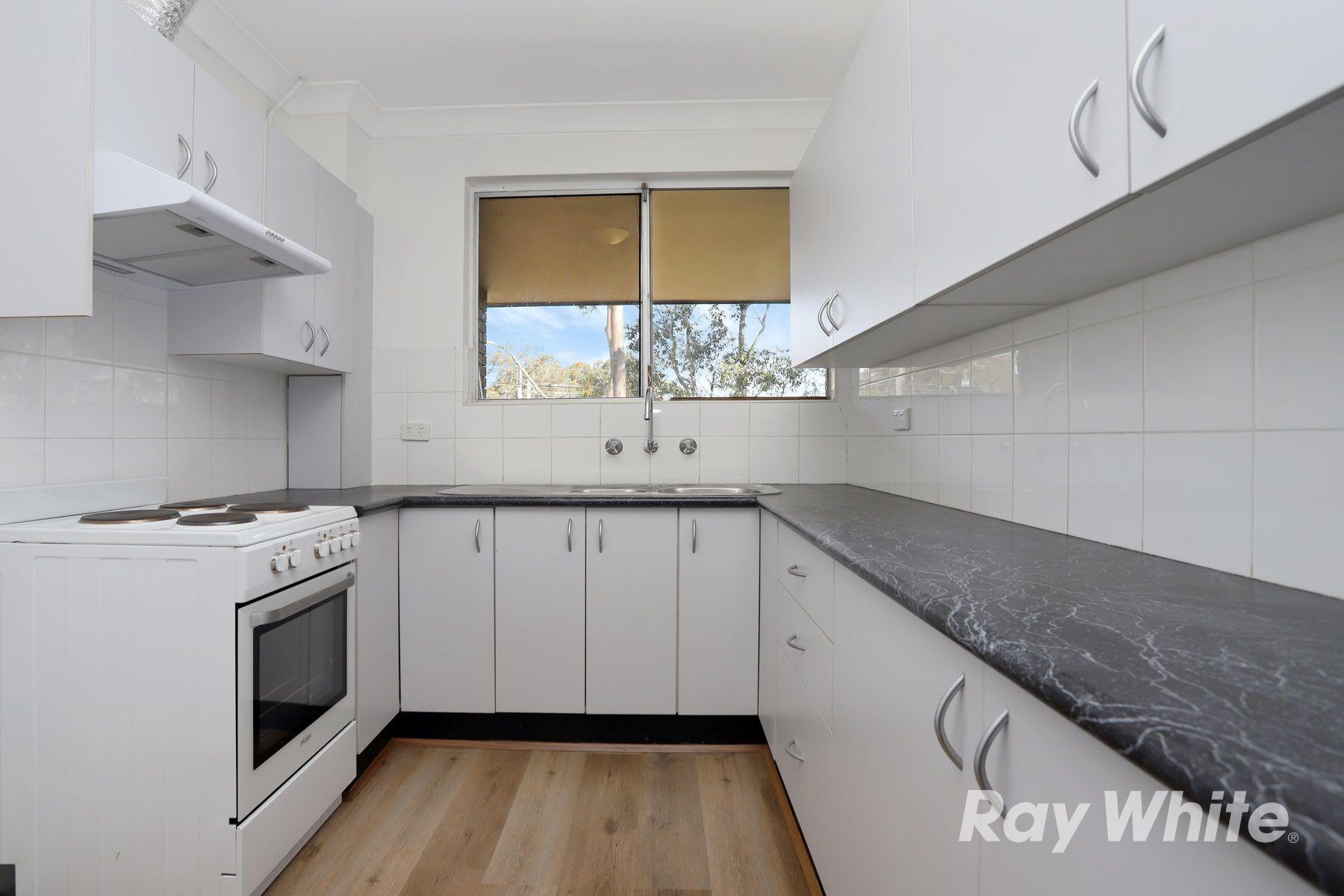 2 bedroom unit, 6 minute walk from the station!