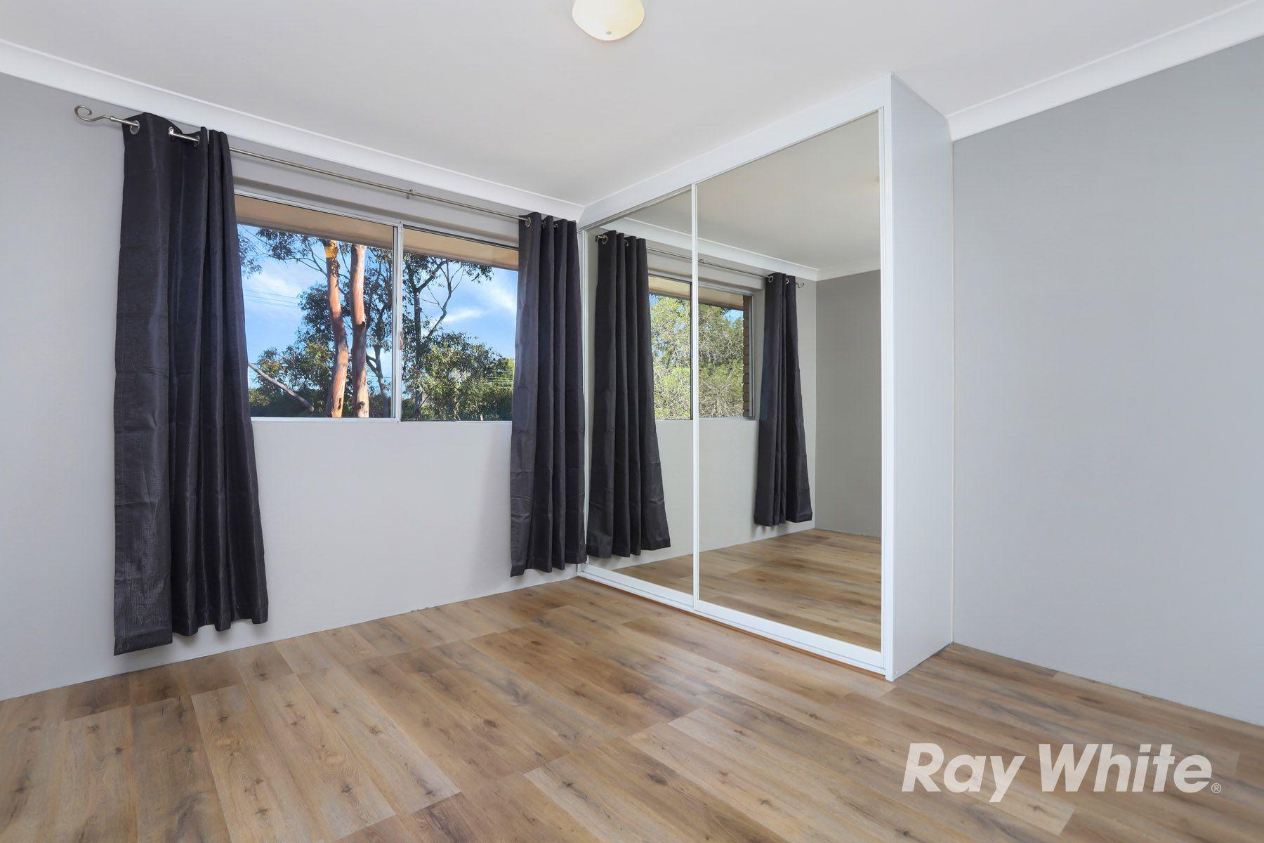 2 bedroom unit, 6 minute walk from the station!