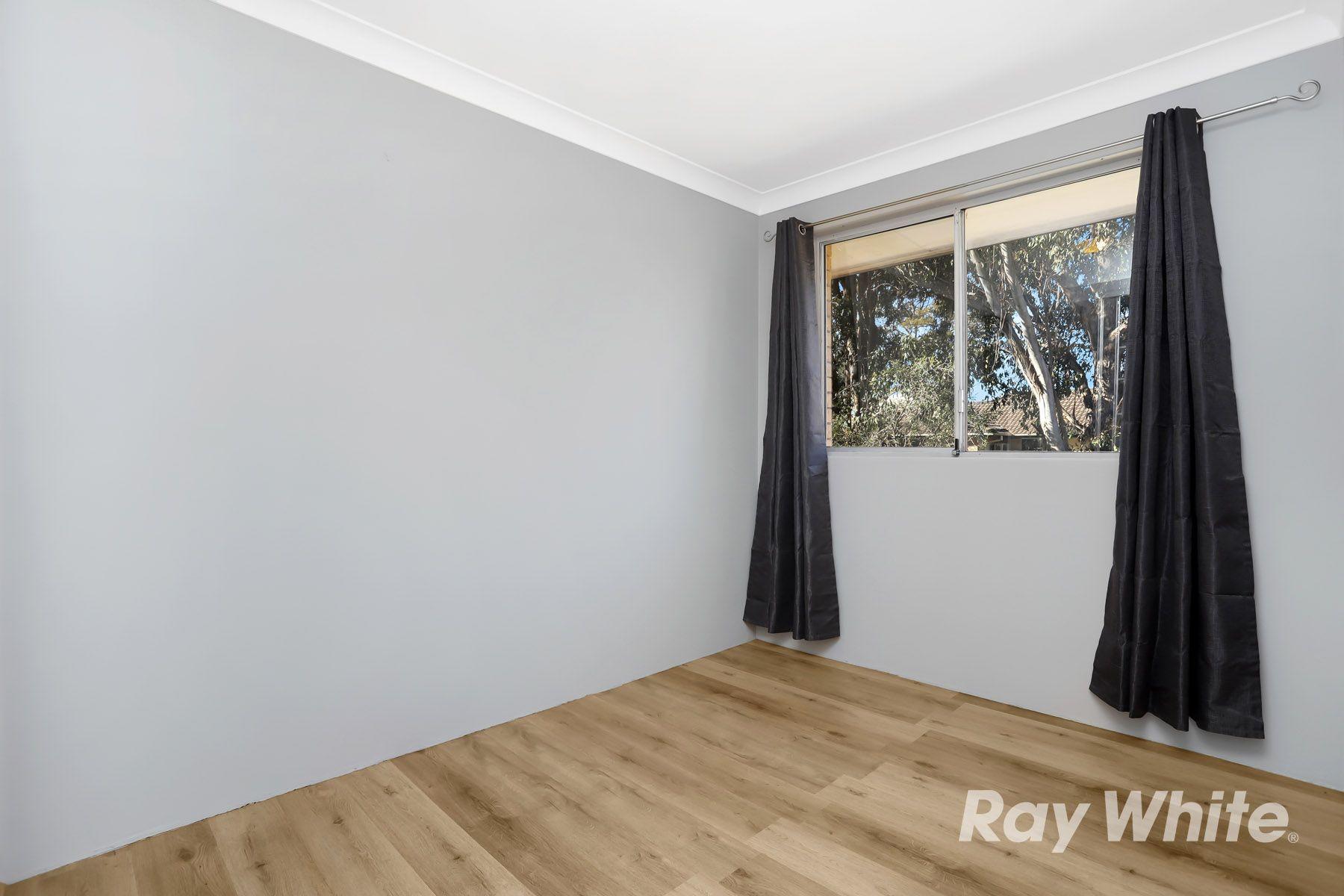 2 bedroom unit, 6 minute walk from the station!