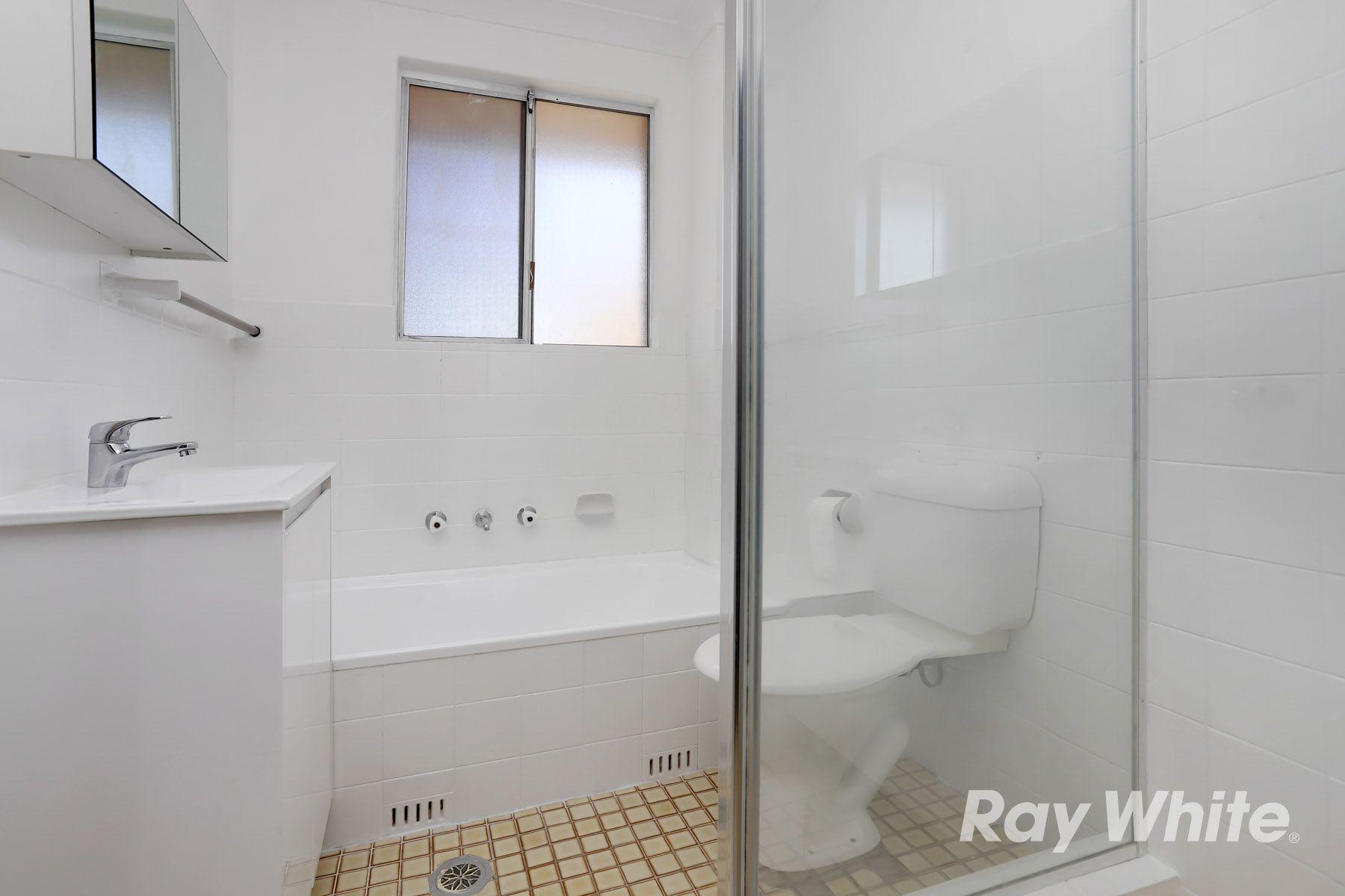 2 bedroom unit, 6 minute walk from the station!