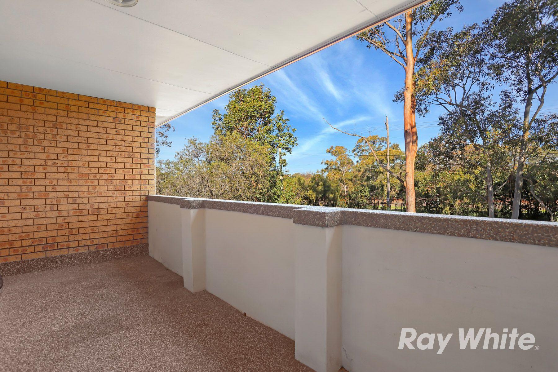 2 bedroom unit, 6 minute walk from the station!