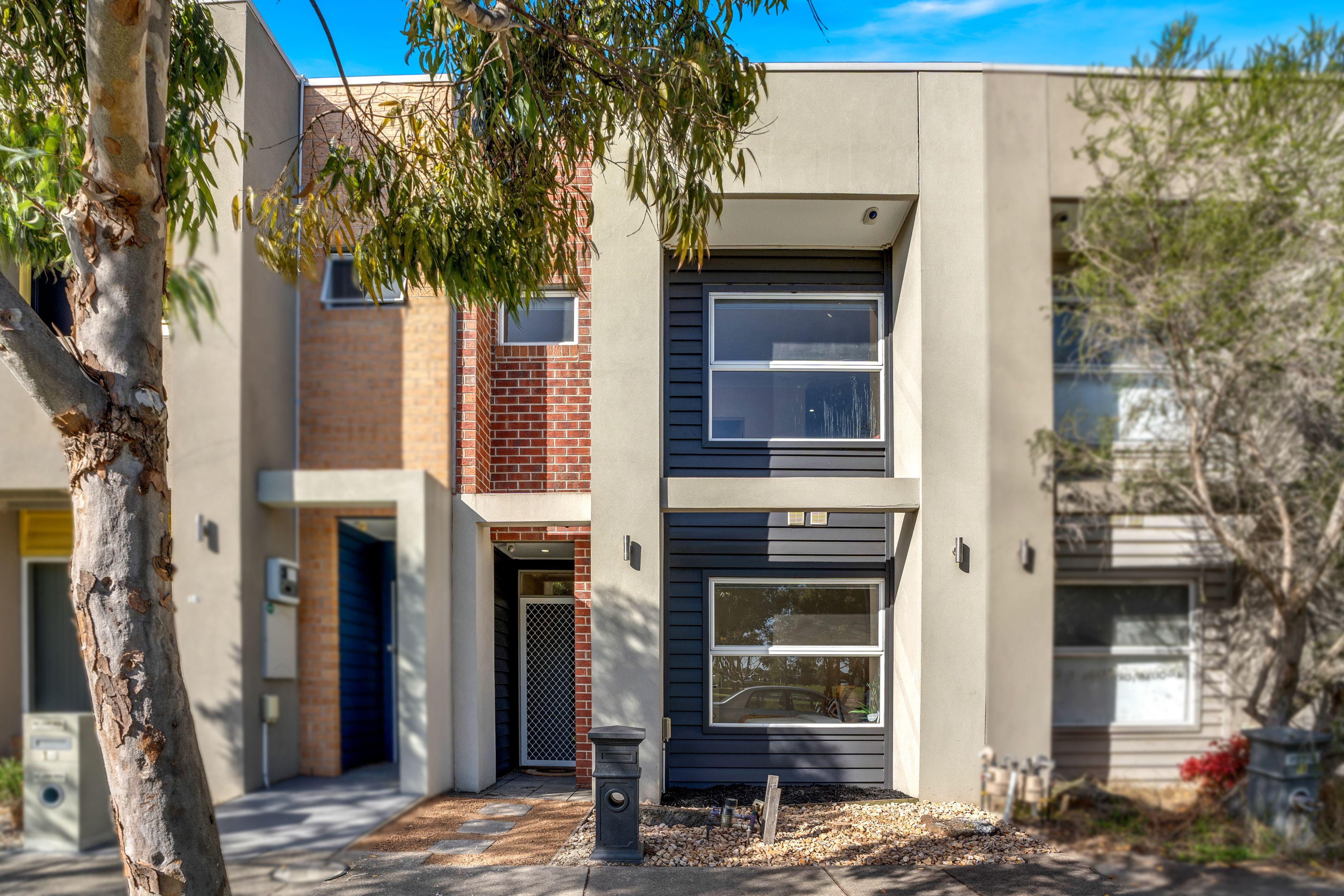 Prop-GPT: Townhouse: VIC Craigieburn, VIC 3064 Home For Rent