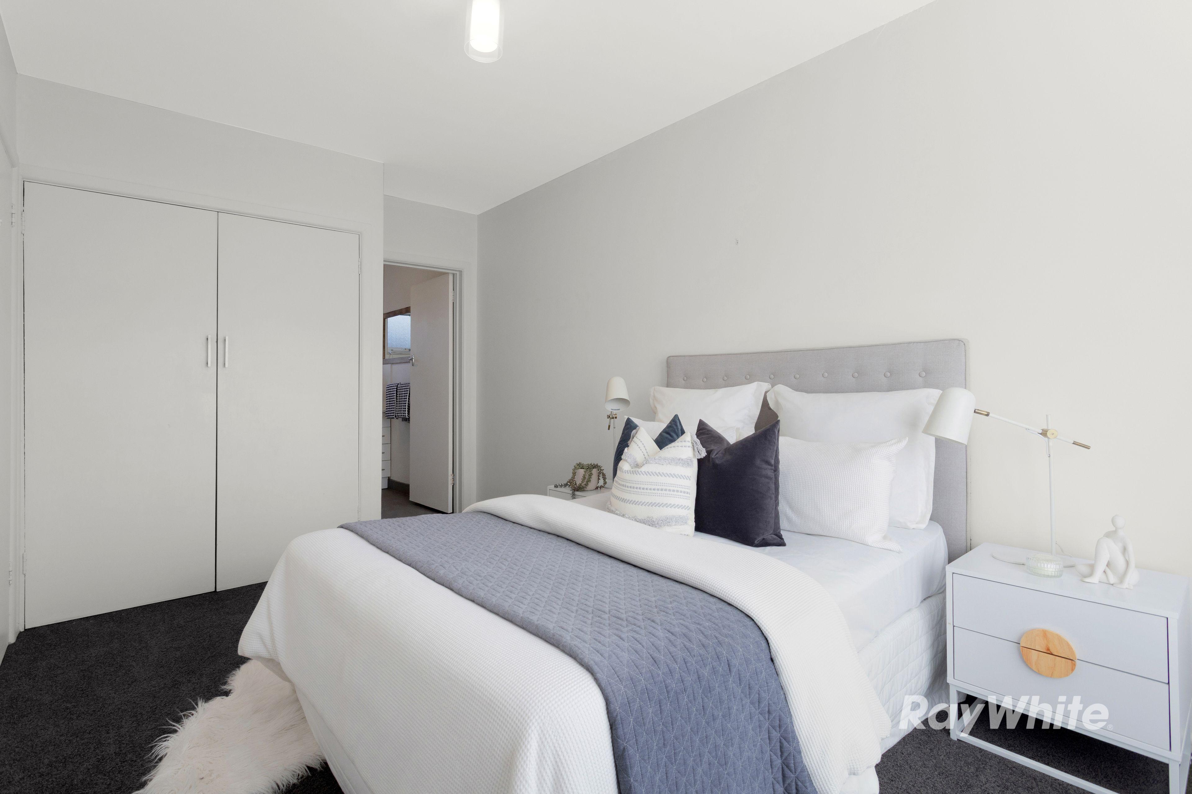 North-Facing Spacious 1-Bedroom Apartment in Central Carnegie