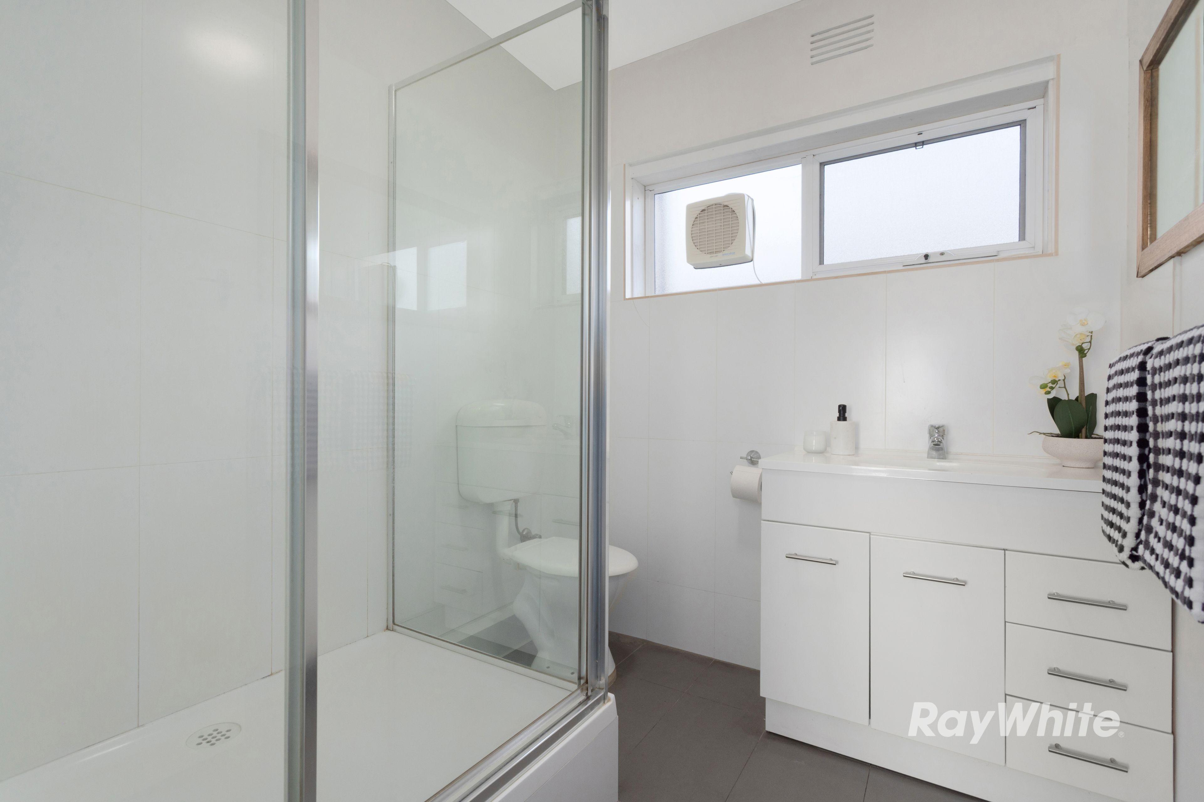 North-Facing Spacious 1-Bedroom Apartment in Central Carnegie