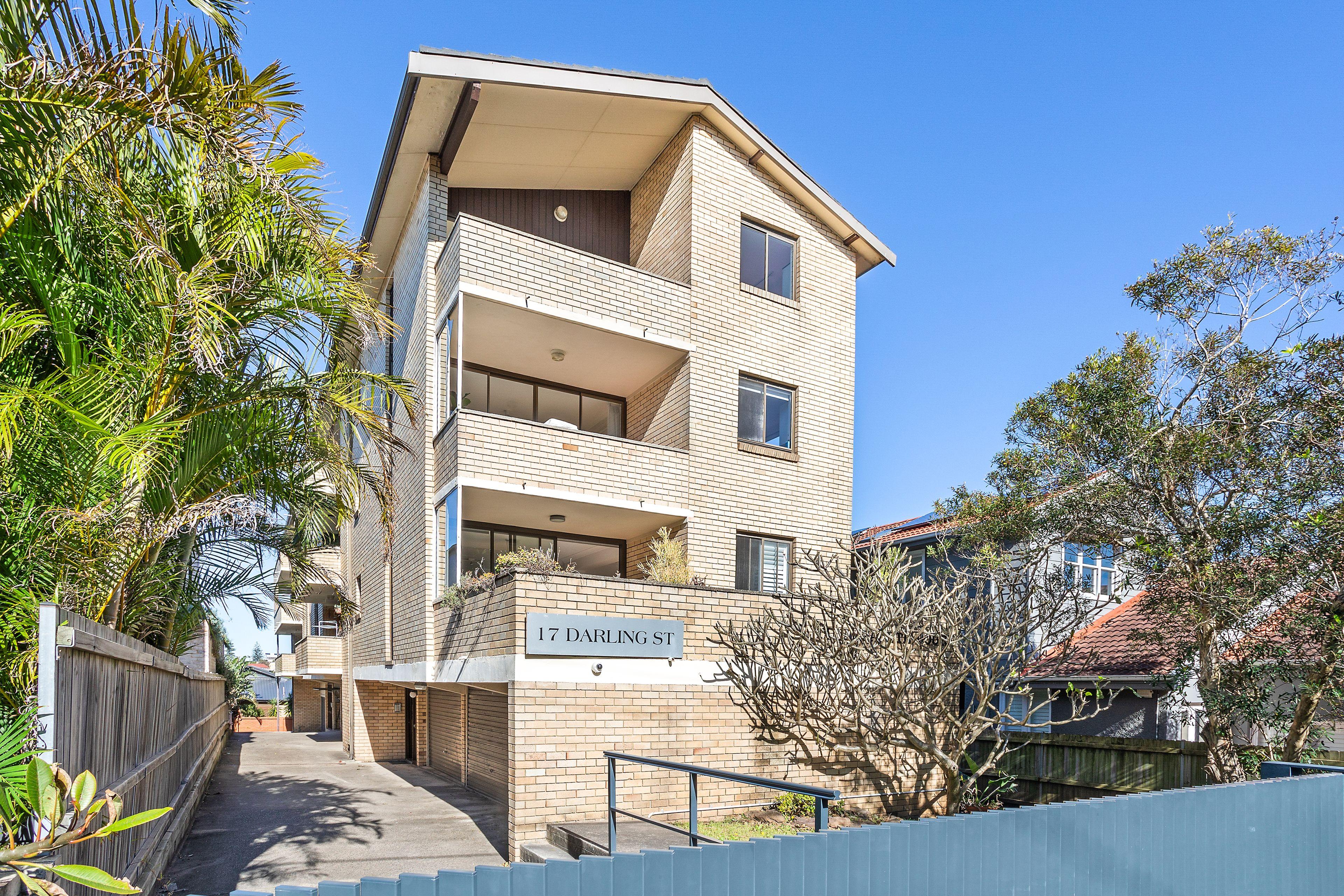 Top Floor North Facing 2 Bedroom Apartment With Ocean Views