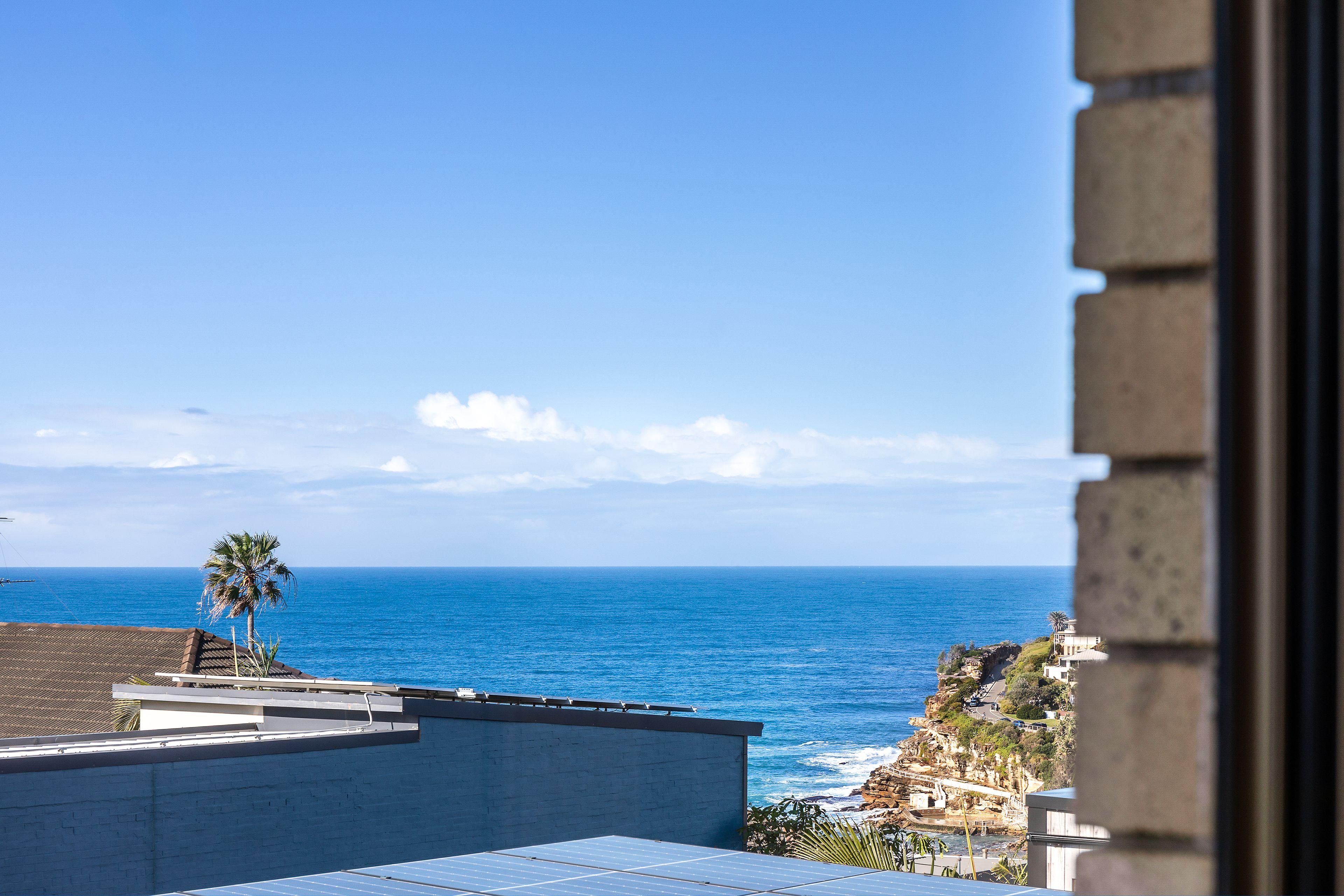 Top Floor North Facing 2 Bedroom Apartment With Ocean Views