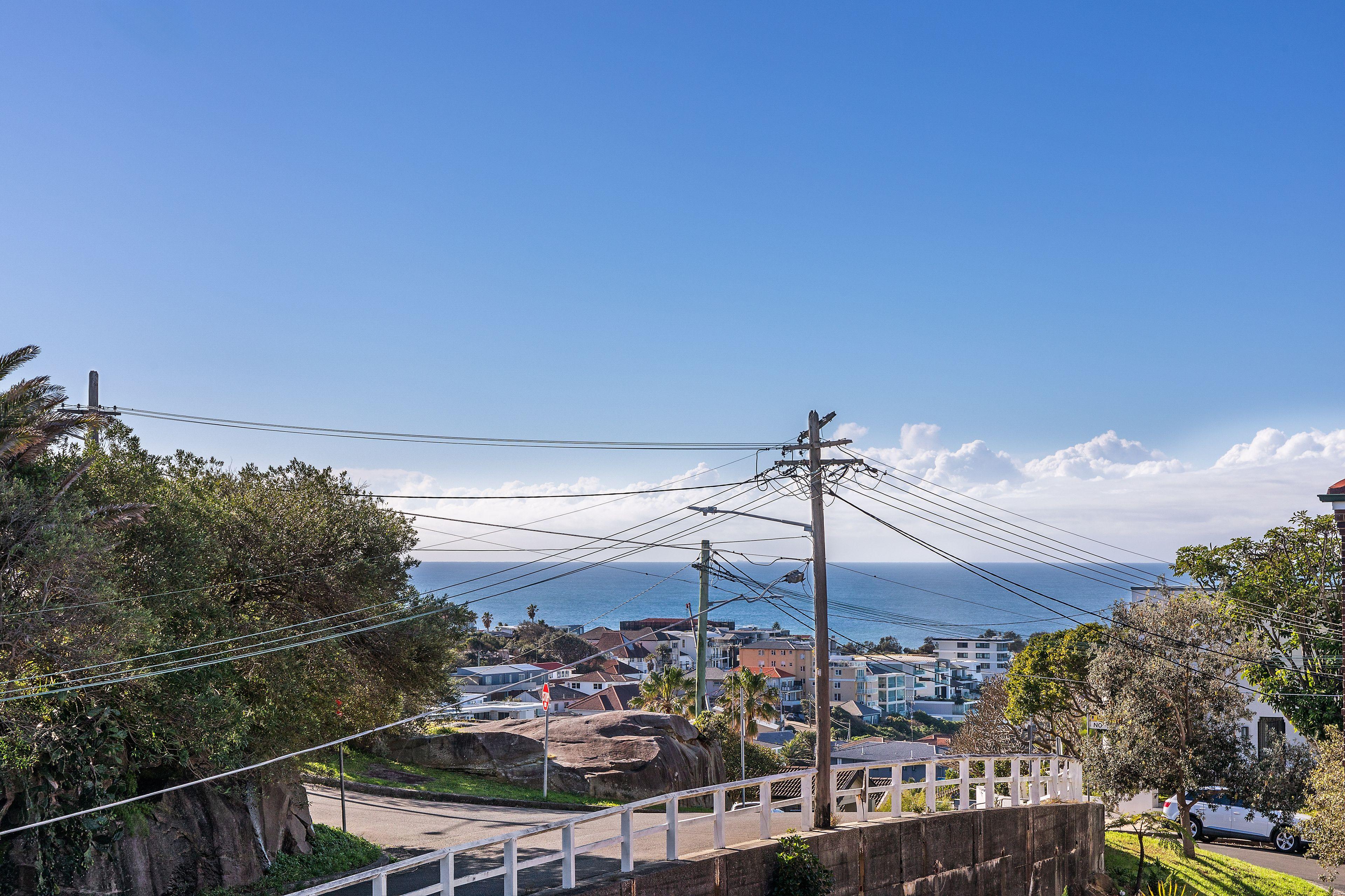 Top Floor North Facing 2 Bedroom Apartment With Ocean Views