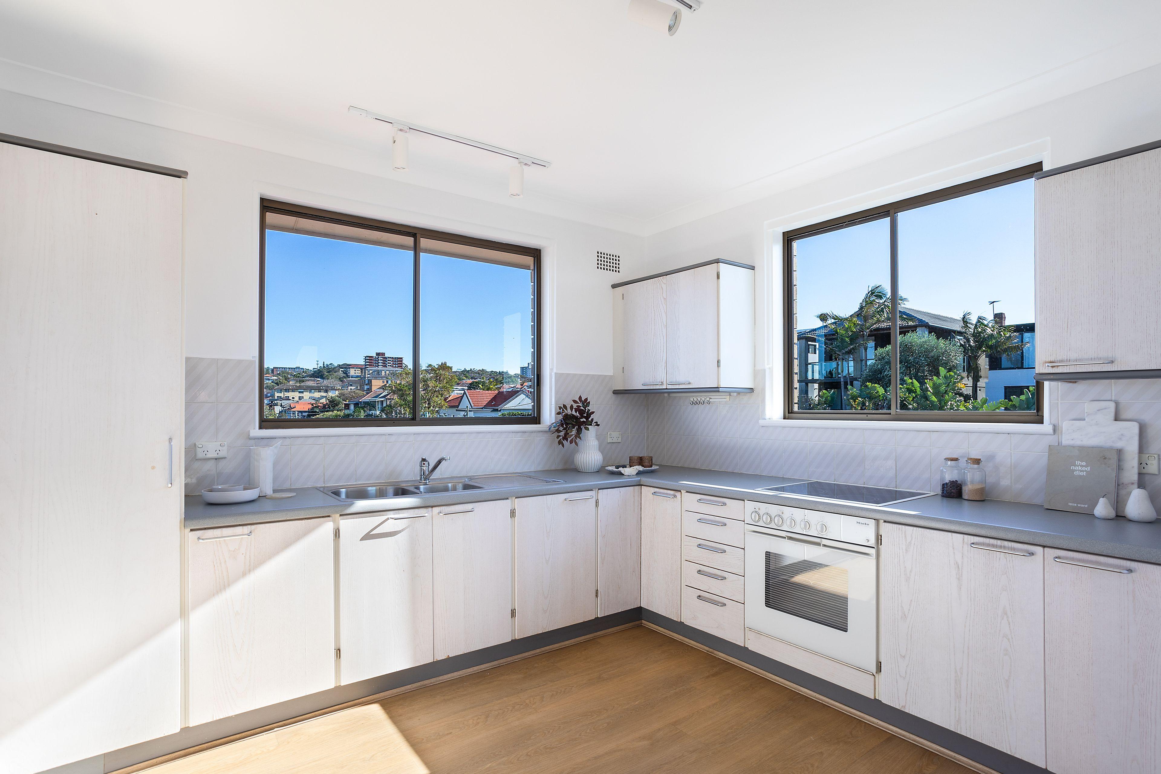 Top Floor North Facing 2 Bedroom Apartment With Ocean Views