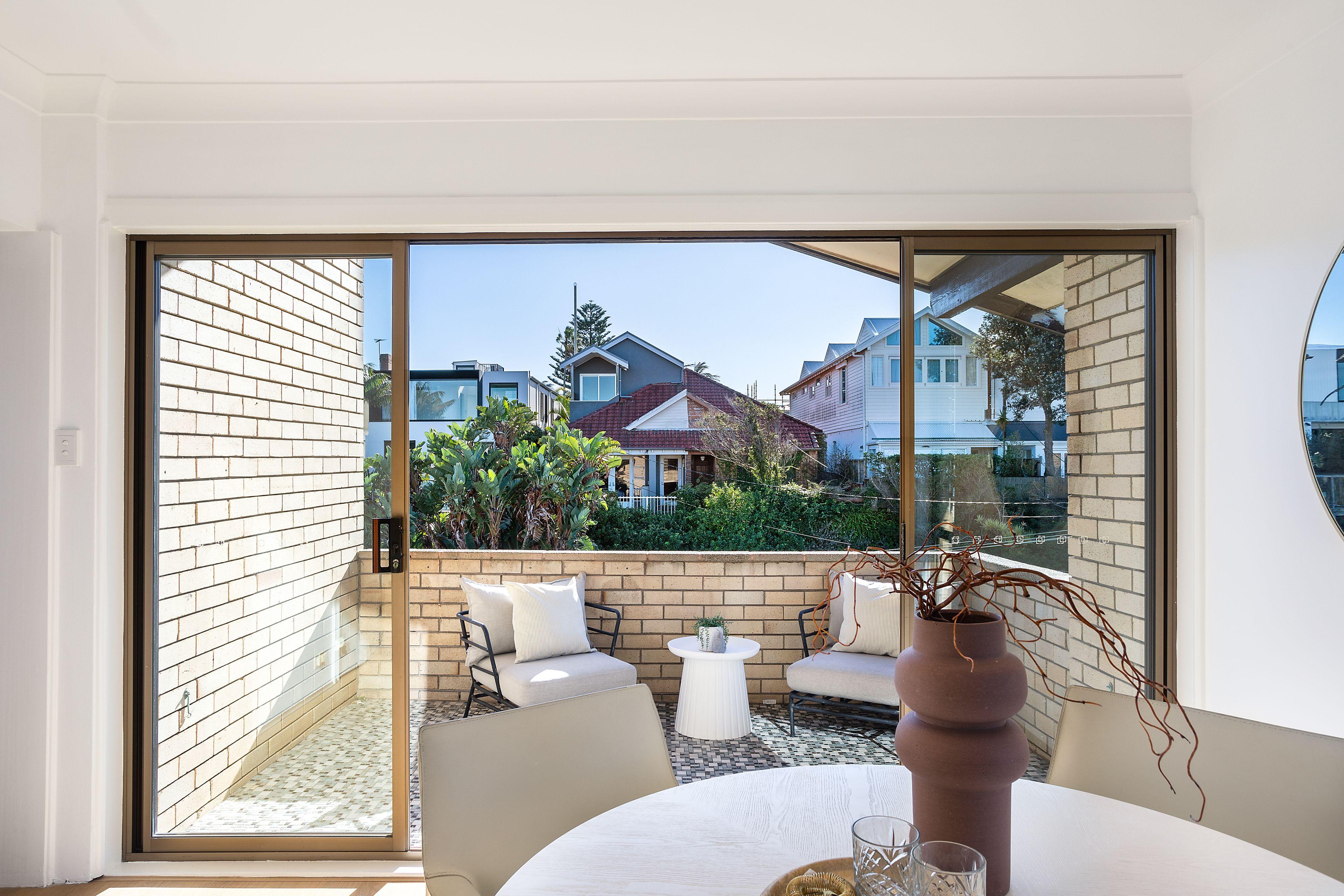 Top Floor North Facing 2 Bedroom Apartment With Ocean Views