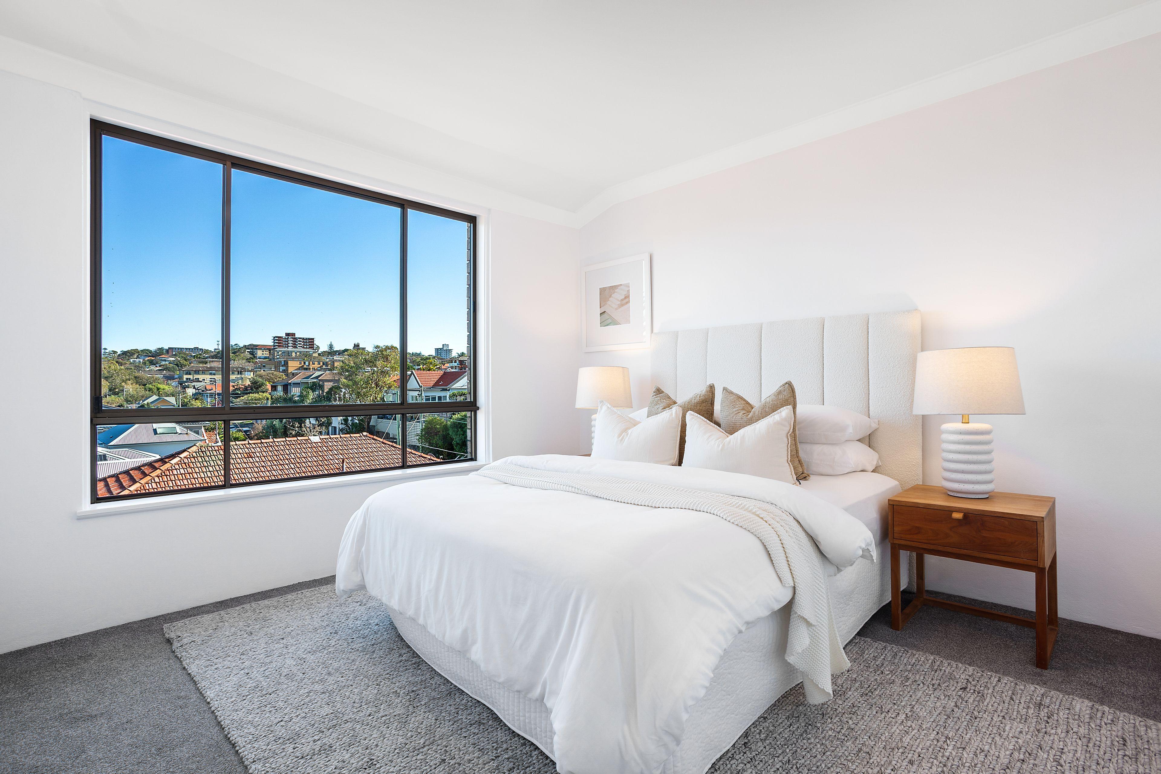 Top Floor North Facing 2 Bedroom Apartment With Ocean Views