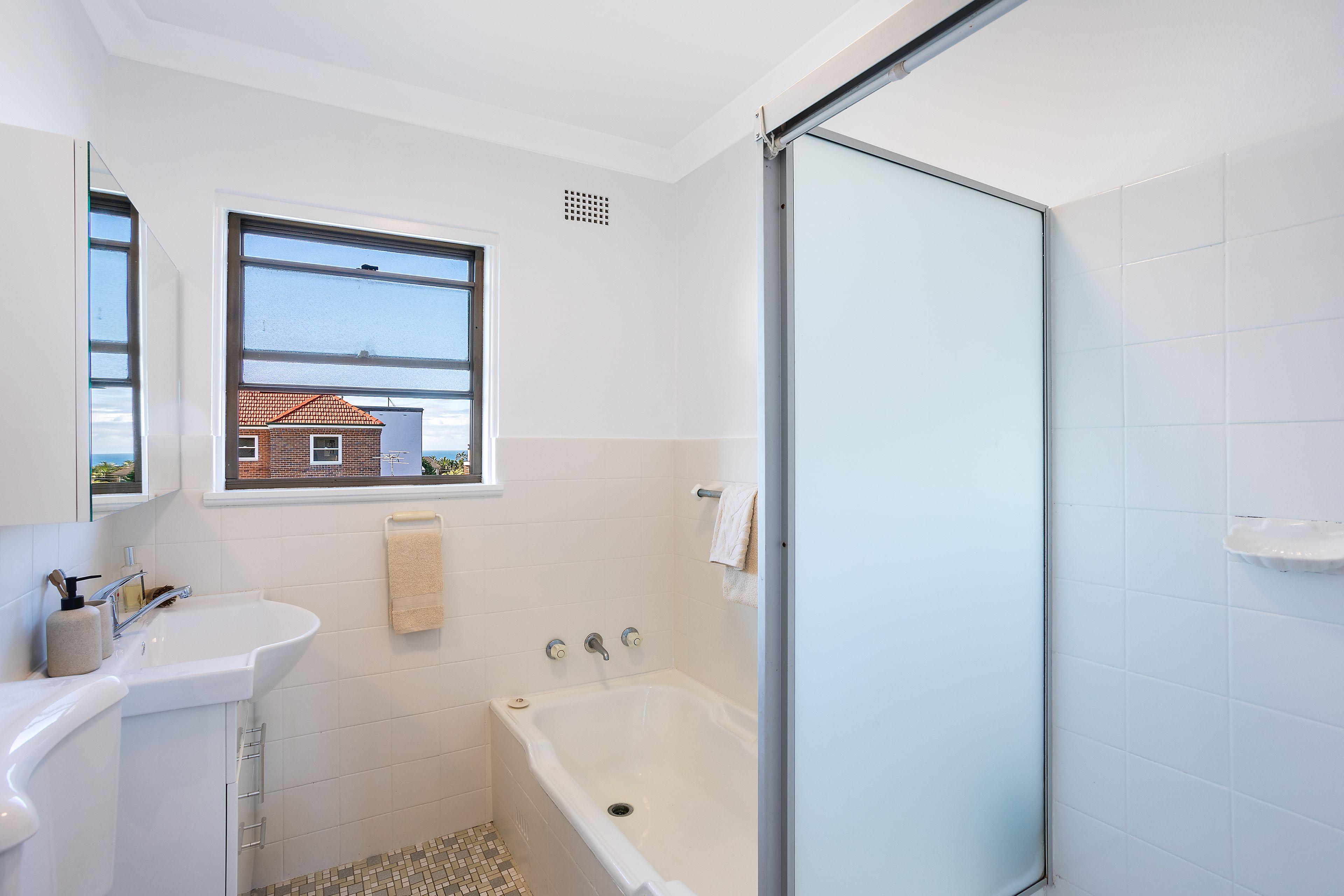 Top Floor North Facing 2 Bedroom Apartment With Ocean Views