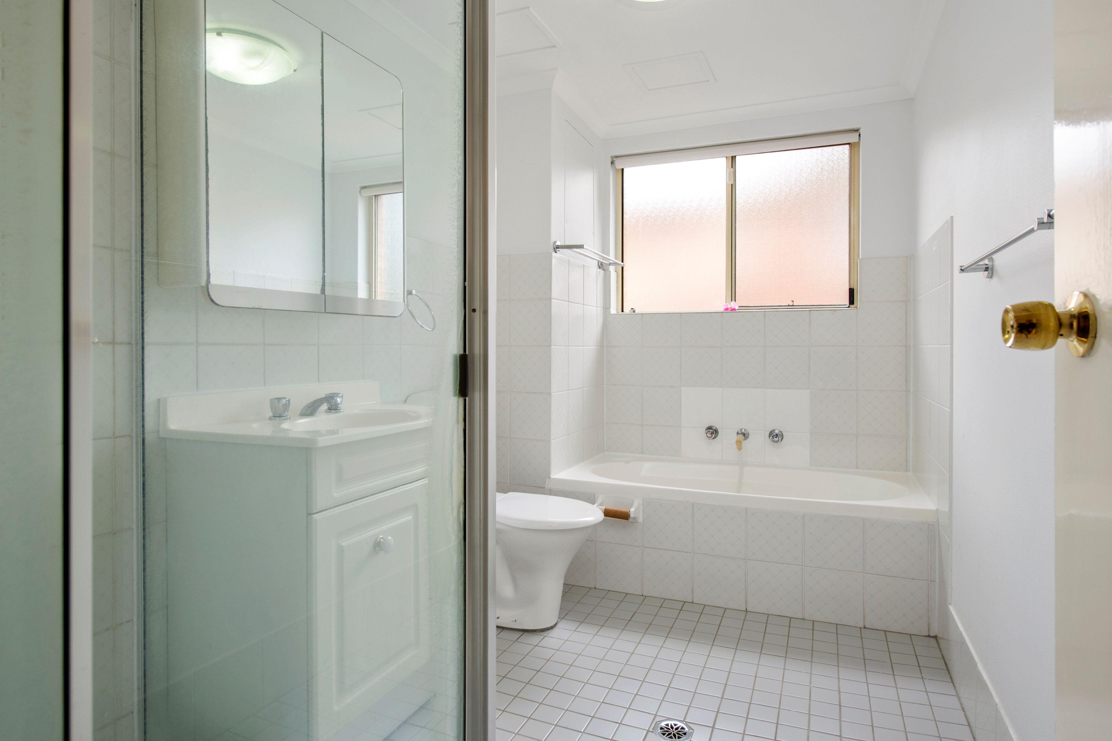 Bright And Spacious 2 Bedroom Unit