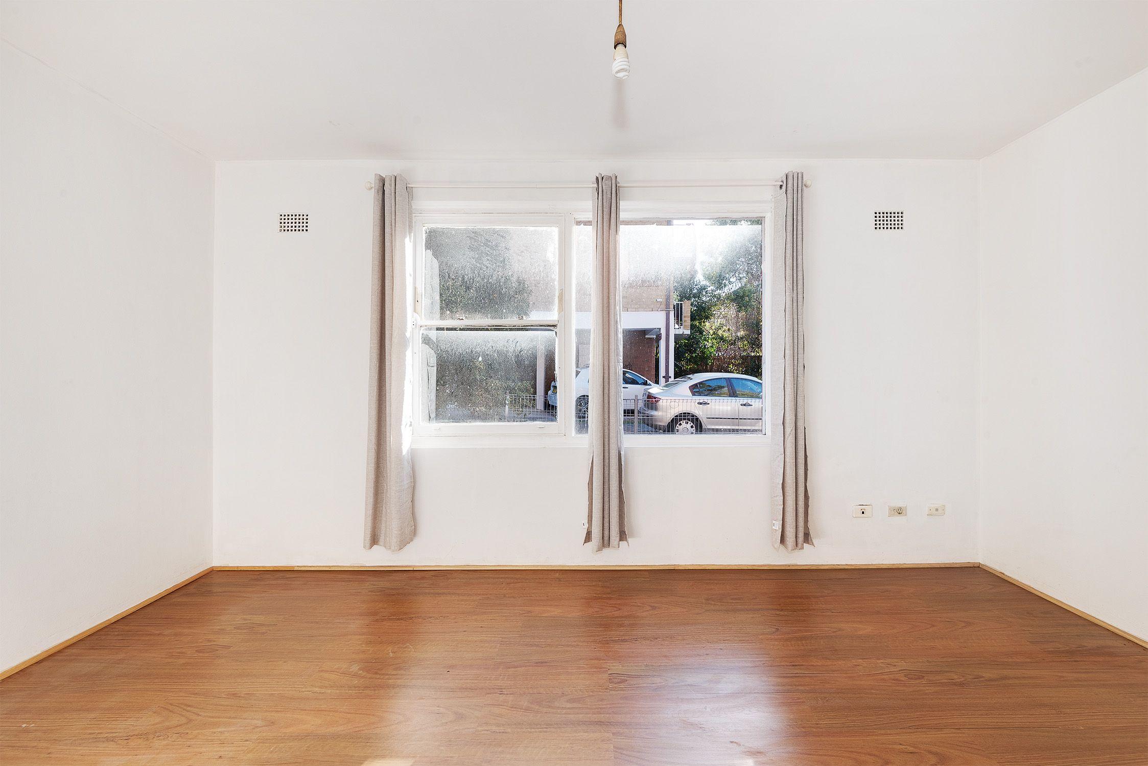 Updated One Bedroom Apartment With Parking