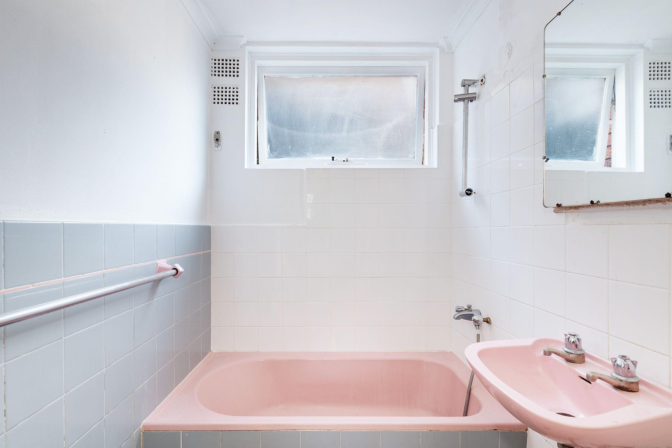 Updated One Bedroom Apartment With Parking