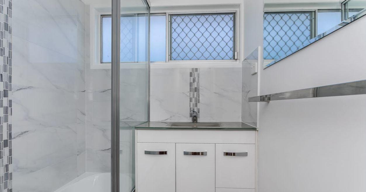 3 BEDROOM HIGHSET CLOSE TO THE BEACH