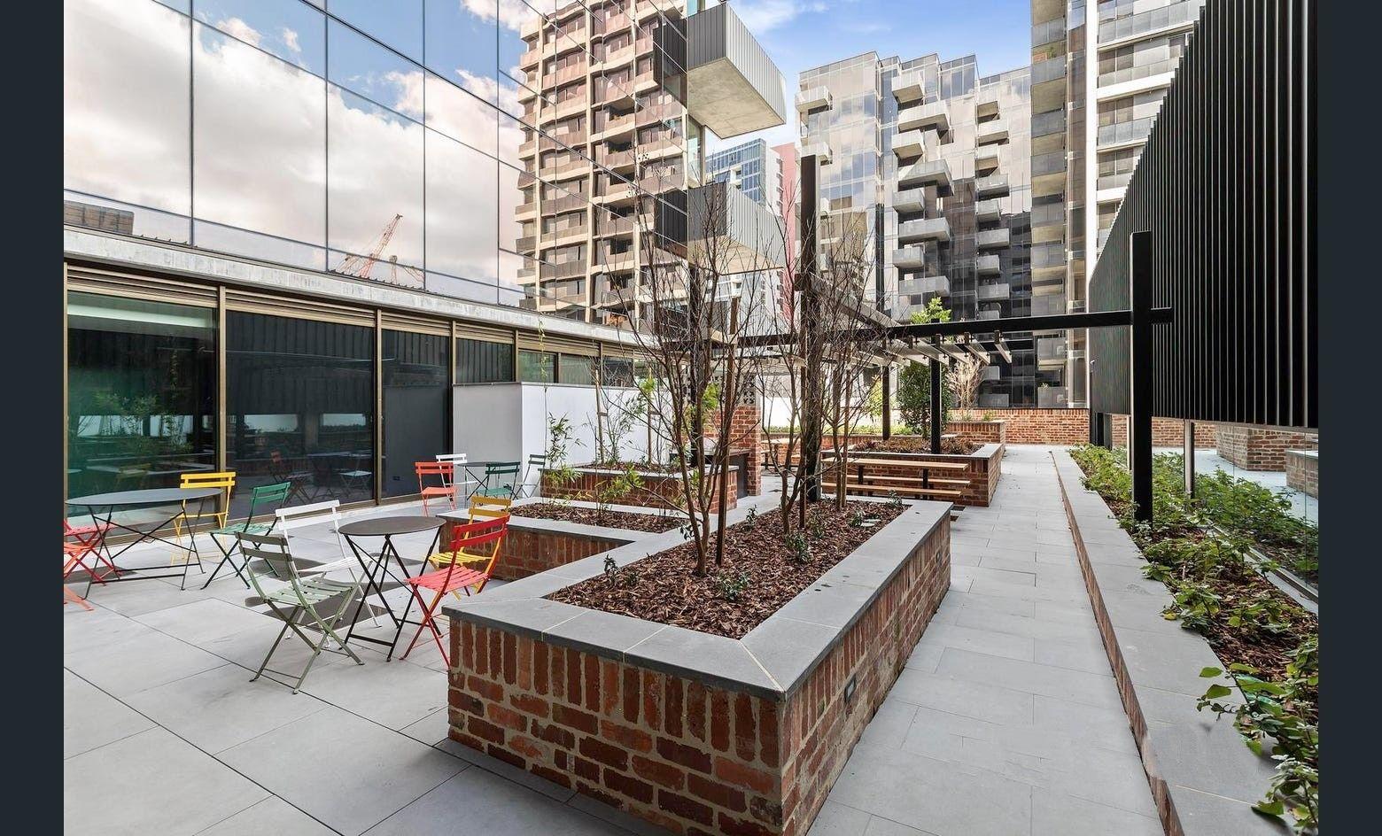 Stylish City-Edge Living in the Heart of Docklands