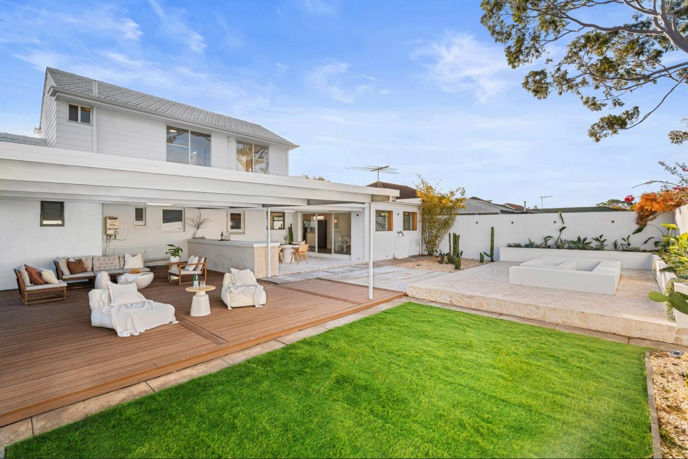 Stylish 4-Bedroom, 3-Bathroom Home in Novar Gardens