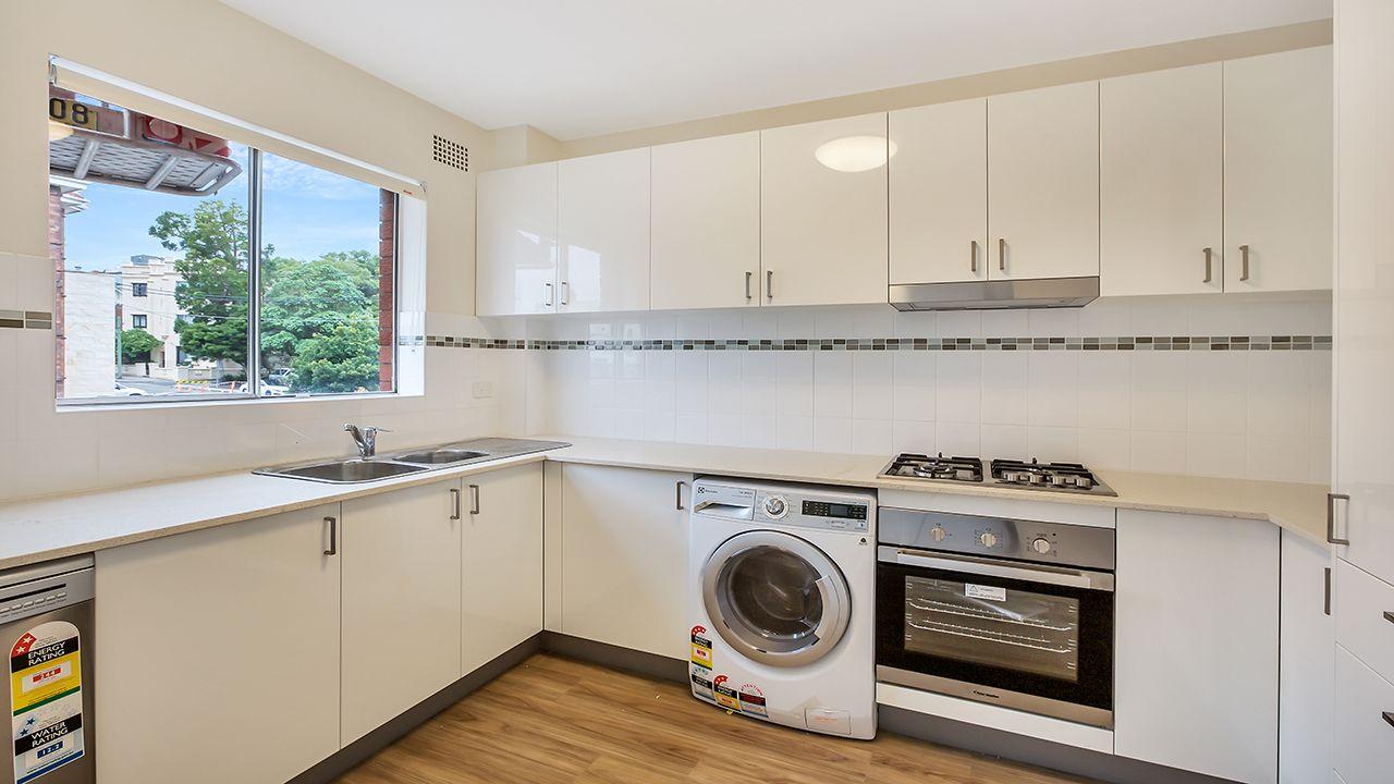 Spacious 1 Bedroom apartment in fabulous location!