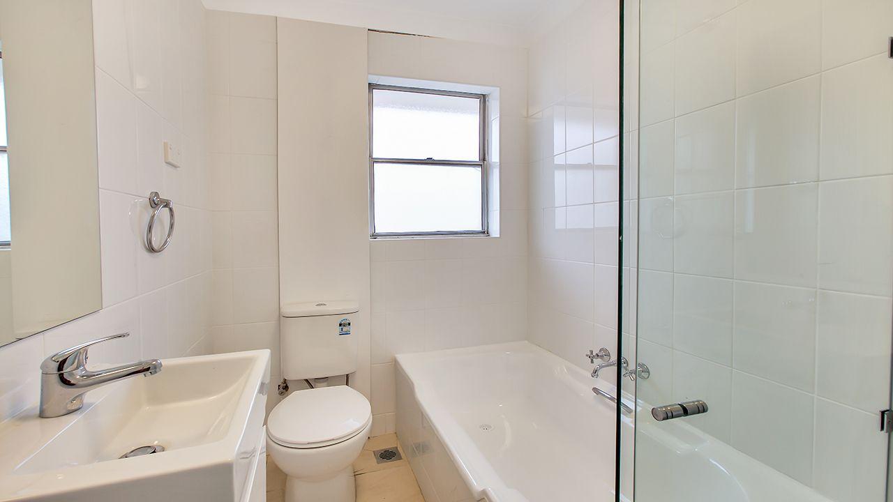 Spacious 1 Bedroom apartment in fabulous location!