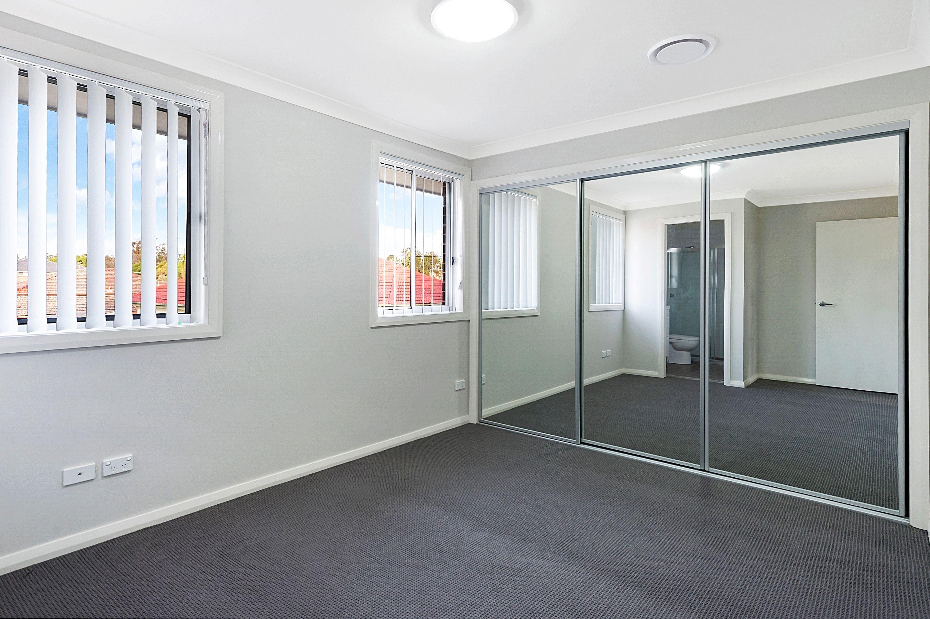 MODERN TOWN HOUSE WITH 2 GARAGES - WALK TO TRAIN STATION